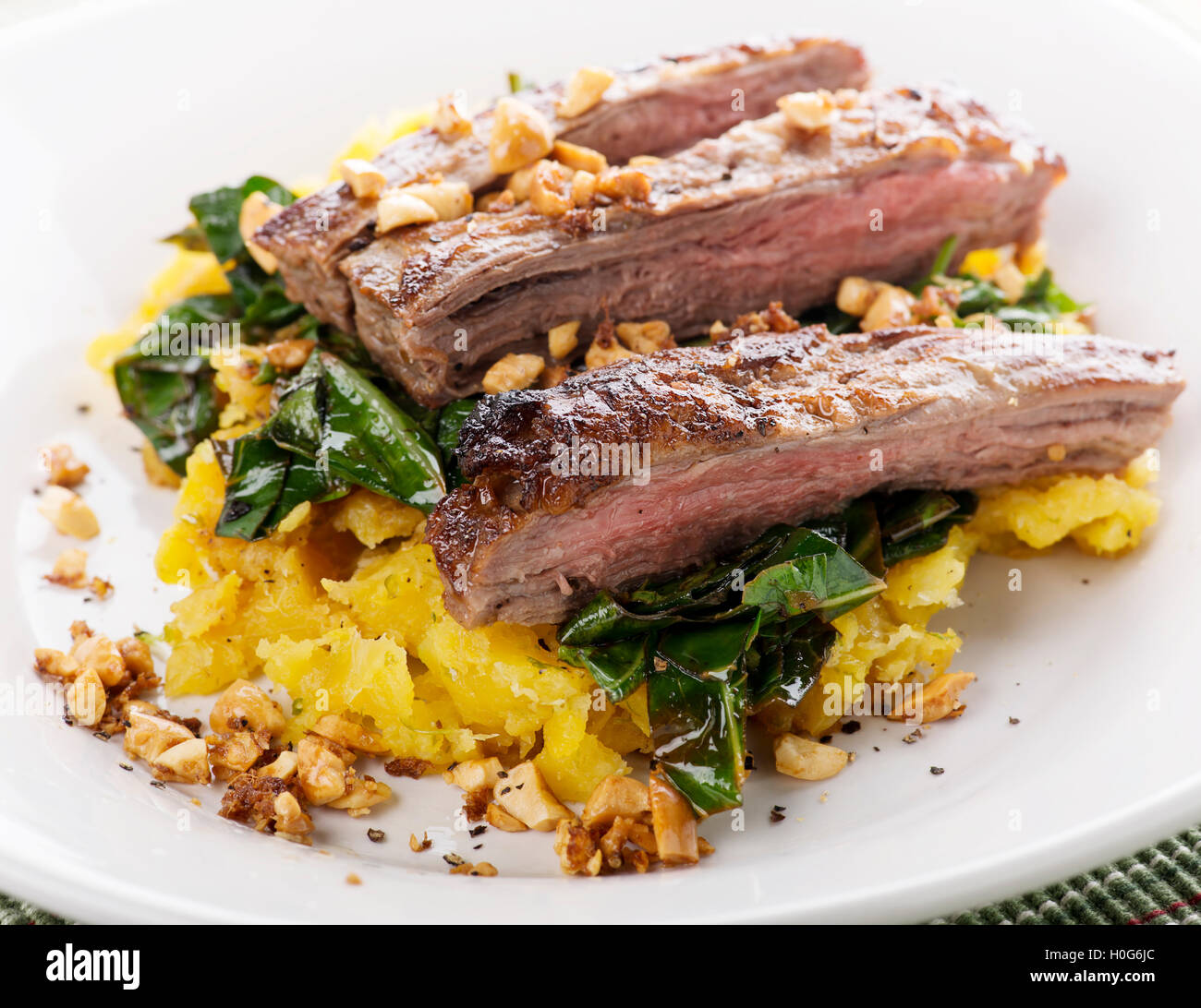 Bavette de boeuf avec de la purée de banane plantain , chou vert et le gingembre arachides Banque D'Images