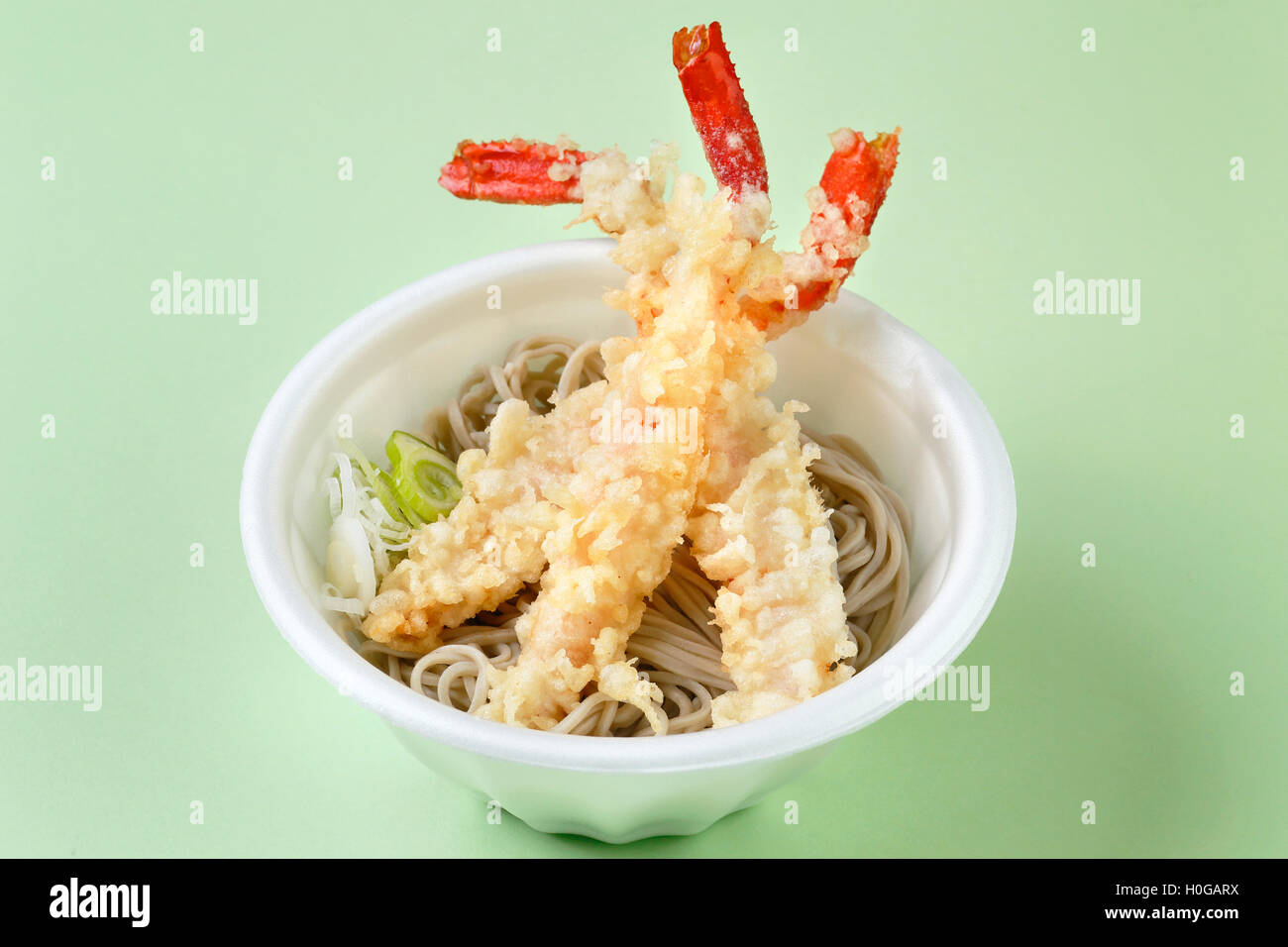 Poêlée de Crevettes Tempura de nouilles en bol blanc avec Banque D'Images