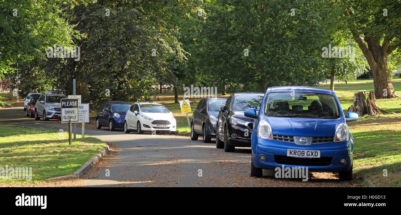 Des voitures en stationnement, Grappenhall Hall School, Grappenhall Village, Warrington, Cheshire, Angleterre, WA4 3EP Banque D'Images