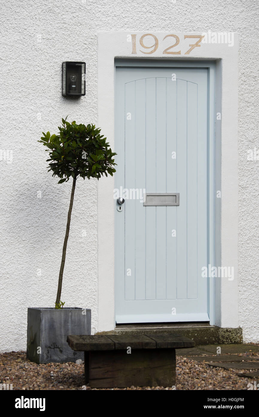 Smart et fraîchement peint, bleu pâle, porte d'une maison de 1920, en  close-up - Kettlewell, village du Yorkshire, Angleterre Photo Stock - Alamy