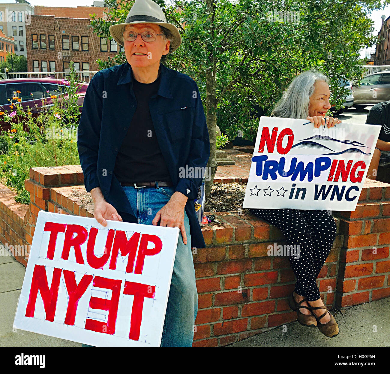 Un homme plus âgé pour protester contre l'atout de Donald rassemblement à Asheville NC détient signer TRUMP NYET, en langue russe anti-référence Trump Banque D'Images
