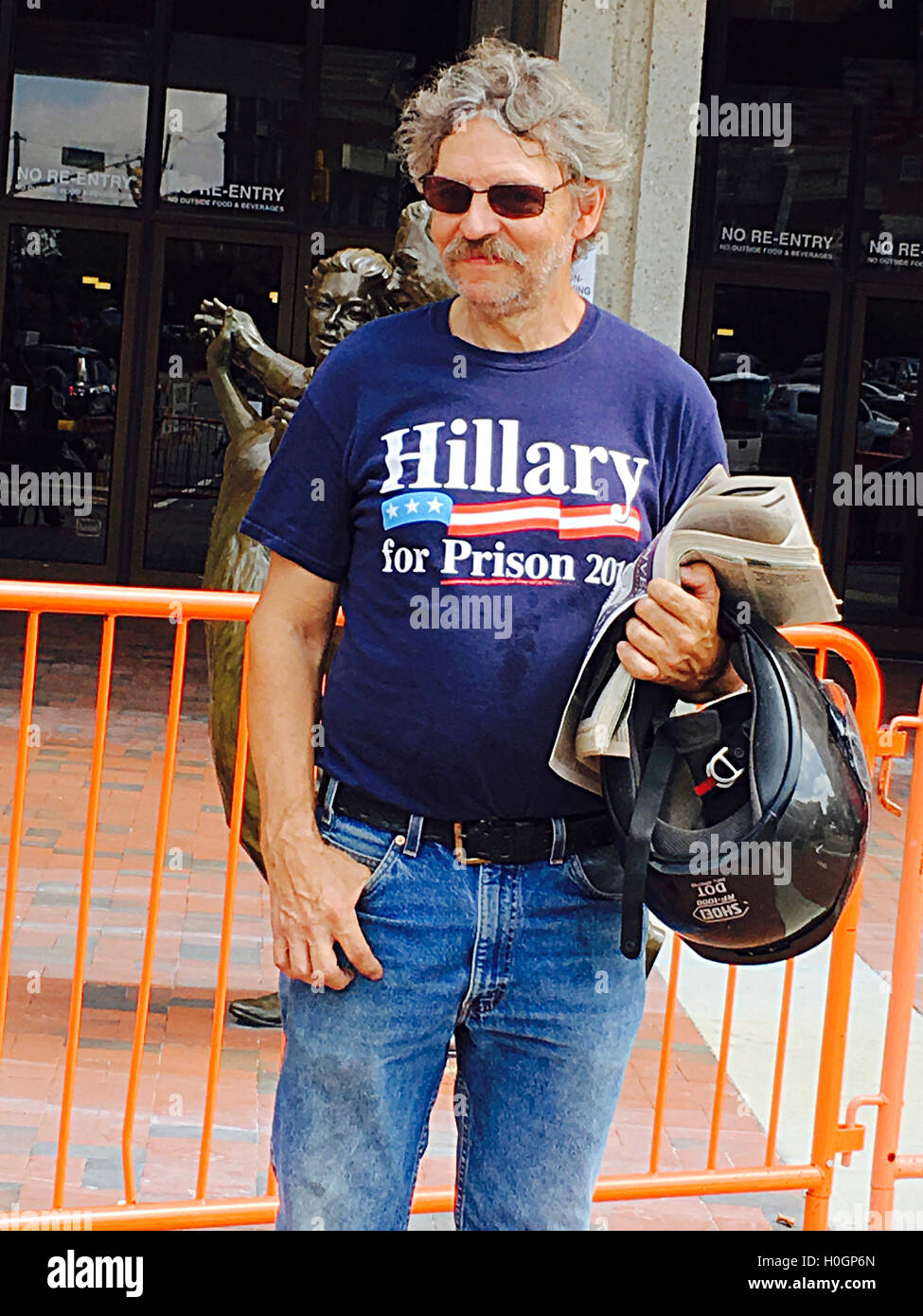 Un caucasien d'âge moyen éhonté assiste à un rassemblement de Donald Trump à Asheville, en Caroline du Nord, portant un t-shirt Hilary for prison 2016 Banque D'Images