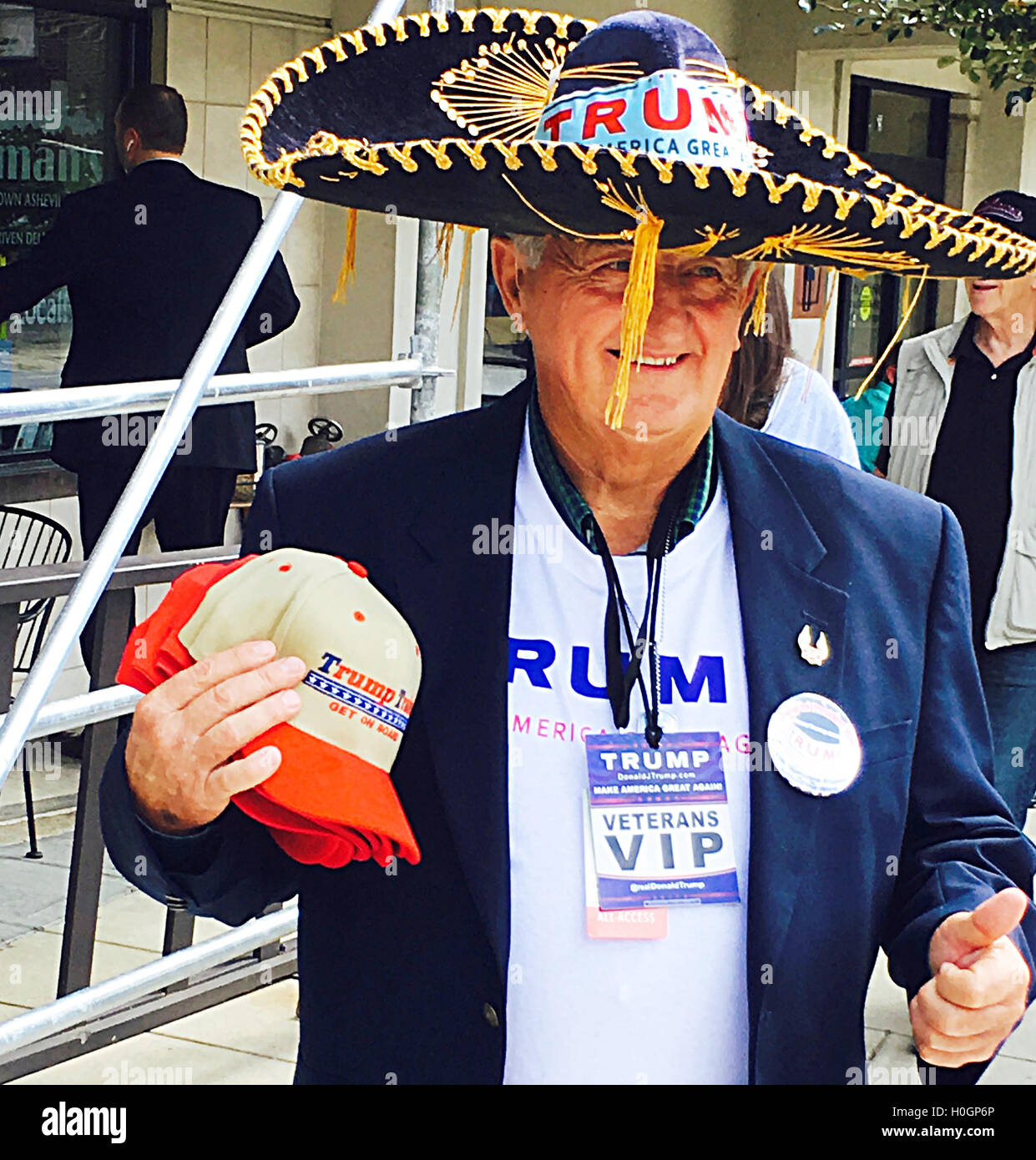 A l'atout de Donald Trump partisan assiste à un rassemblement à Asheville, NC coiffé d'un sombrero avec un autocollant d'Atout Trump holding hats Banque D'Images A l'atout de Donald Trump partisan assiste à un rassemblement à Asheville, NC coiffé d'un sombrero avec un autocollant d'Atout Trump holding hats Banque D'Images