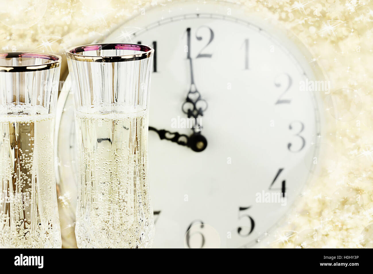 Verres et de l'horloge à minuit Banque D'Images