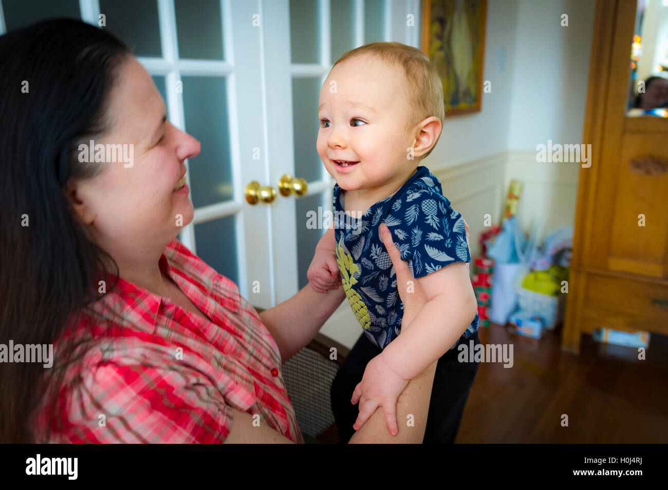 Femme jouant avec petit-fils de 9 mois Banque D'Images