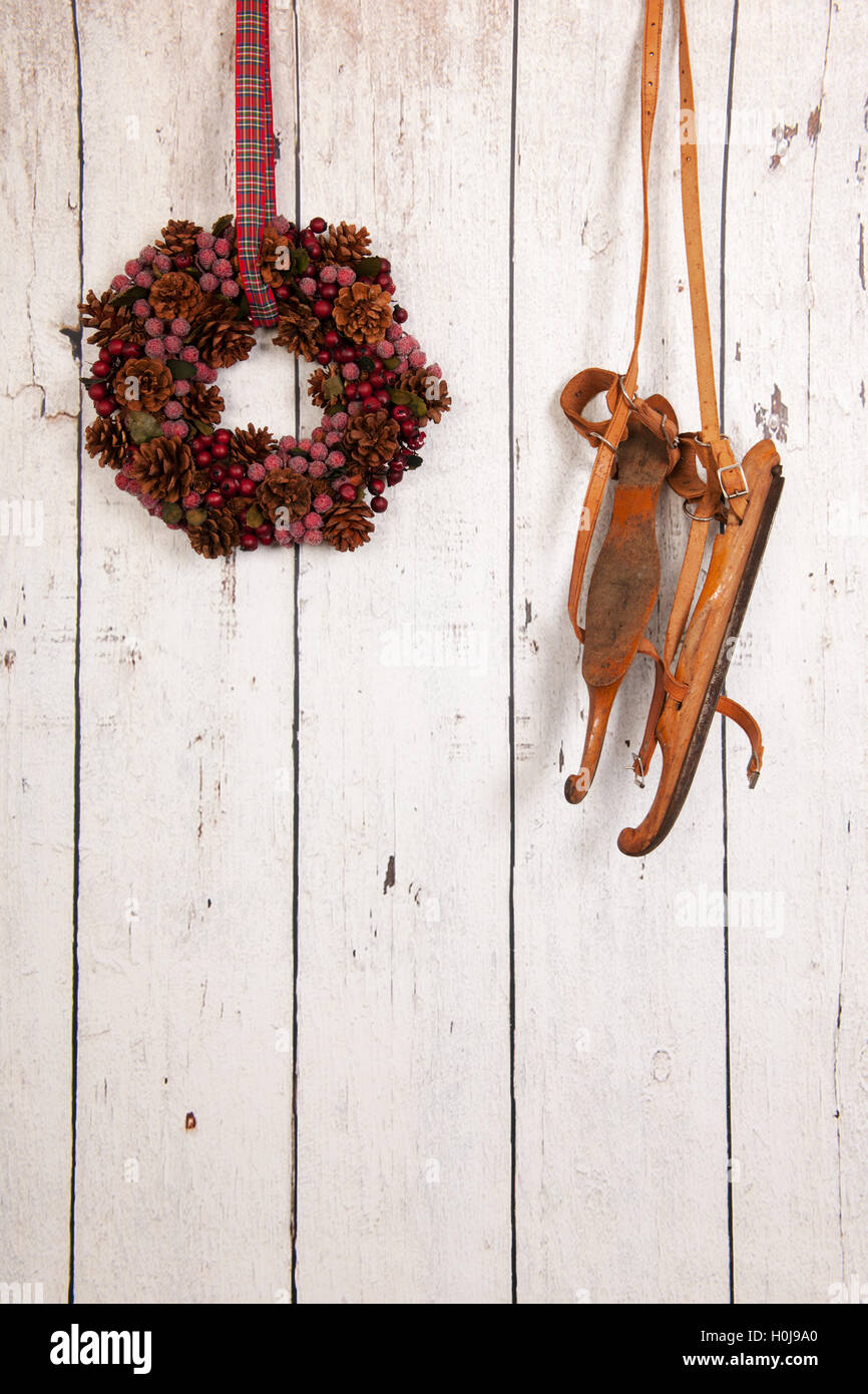 Couronne de Noël sur le mur en bois Banque D'Images