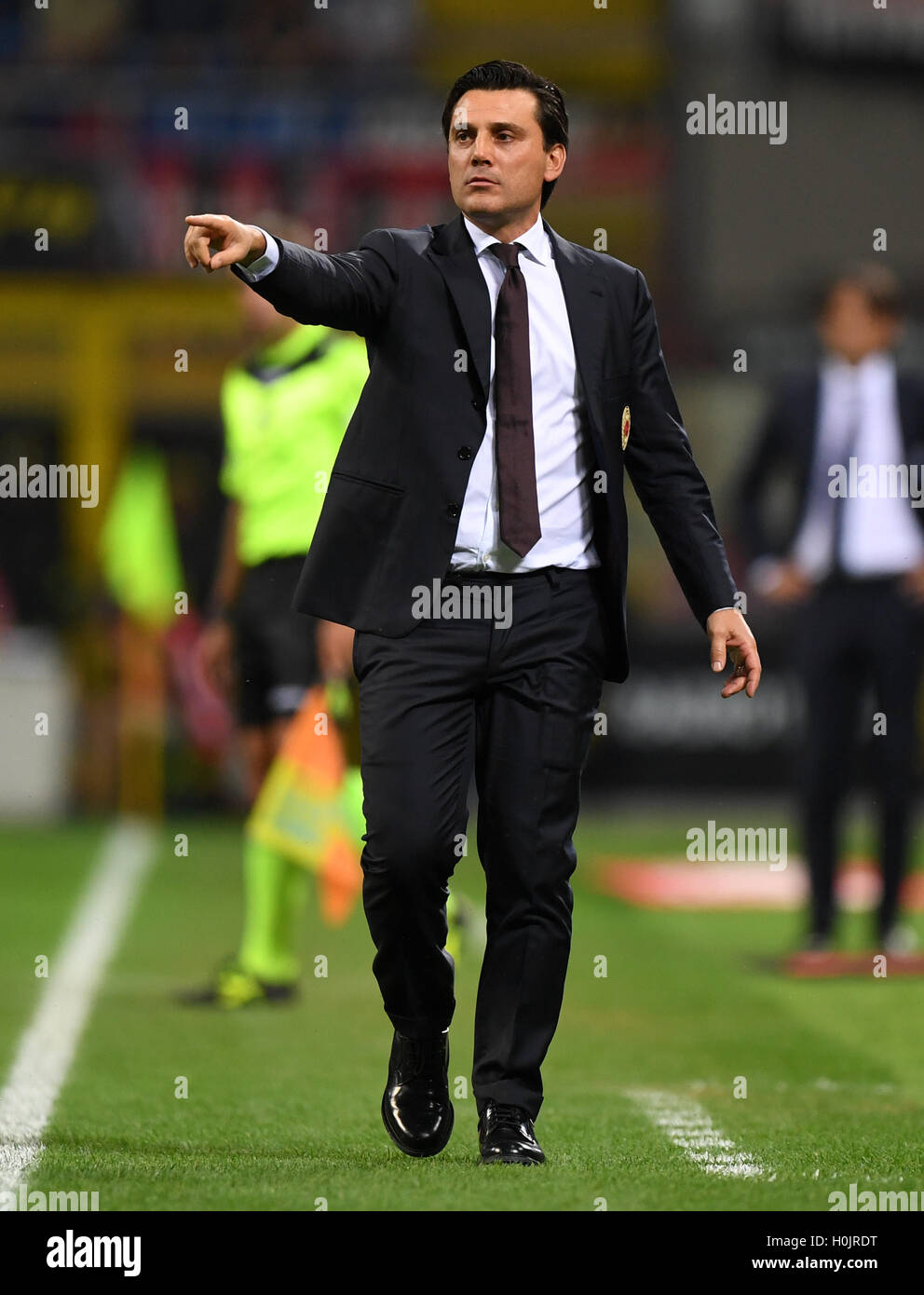 Milan, Italie. 20 Sep, 2016. L'AC Milan entraîneur en chef Vincenzo Montella gestes au cours de la Serie A italienne match de football entre l'AC Milan et de SS Lazio à Milan, Italie, le 20 septembre 2016. L'AC Milan a gagné 2-0. © Alberto Lingria/Xinhua/Alamy Live News Banque D'Images