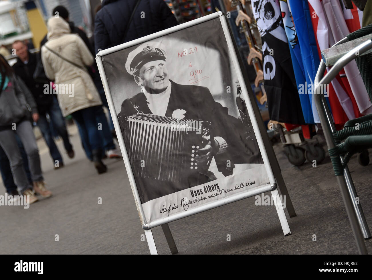Fichier - Un fichier photo datée du 18 avril 2014 montre les uns flânant passé un Hans Albers poster à Hambourg, Allemagne. Albers est né il y a 125 ans le 22 septembre dans la région de Saint-george de Hambourg. PHOTO : MARCUS BRANDT/DPA Banque D'Images
