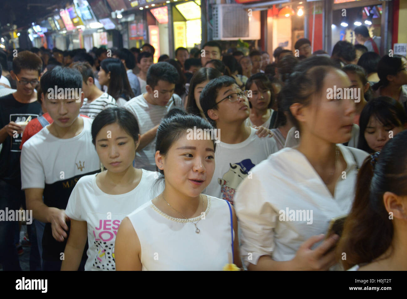 Jinan, Jinan, Chine. Sep 21, 2016. Jinan, CHINE-15 septembre 2016 : ?(EDITORIAL ?utiliser ?SEULEMENT. ?CHINE ?OUT) Les touristes affluent à Rainbow Street à Jinan, capitale de la Chine est¡¯s Â La province de Shandong, le Mid-Autumn Day. Afin d'assurer la sécurité des touristes, la région pittoresque de policiers spéciaux envoyés pour garder la rue dans l'ordre. Rainbow Street est l'un des sites pittoresques à Jinan. © SIPA Asie/ZUMA/Alamy Fil Live News Banque D'Images