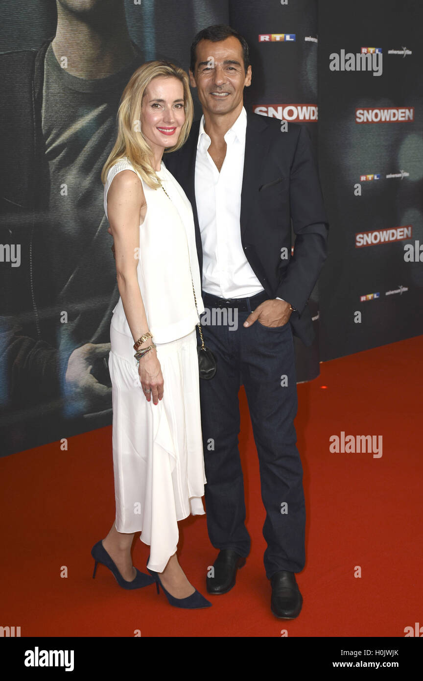 Munich, Allemagne. 19 Sep, 2016. Erol Sander et son épouse Caroline Godet assistant à la 'Snowden' Europe première mondiale au Mathaeser Filmpalast le 19 septembre 2016 à Munich, Allemagne. | Verwendung weltweit © dpa/Alamy Live News Banque D'Images