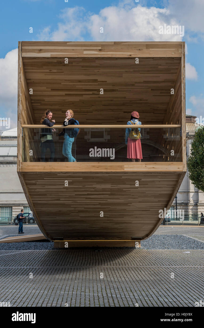 Londres, Royaume-Uni. 21 Septembre, 2016. Le sourire, un projet phare pour le London Design Festival, conçu par l'architecte Alison Brooks et l'ingénieur était ARUP. Elle sera visible à l'extérieur du Chelsea College of Art à partir du 17 septembre - 12 octobre. Mesurant 34m de longueur, la forme incurvée est un 'bold et passionnant" testez en ingénierie du bois et dans la conception d'être fabriqués à partir de bois lamellé-croisé (CLT) dans la région de Basswood, elle a été initiée par l'American Hardwood Export Council (AHEC). 21 Sep 2016. Crédit : Guy Bell/Alamy Live News Banque D'Images