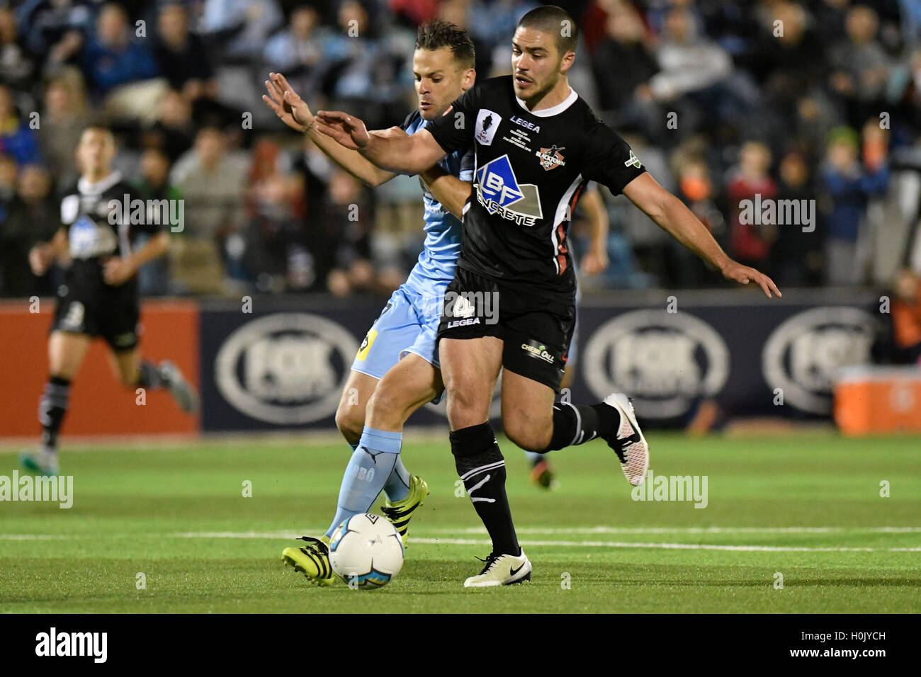 Sydney, Australie. Sep 21, 2016. Le Westfield FFA Cup Quart de finale. La ville de Blacktown contre FC FC Sydney. Bobo est tackeld avant Sydney par Blacktown defender Roberto Speranza. Sydney FC a gagné le match 3-0. Credit : Action Plus Sport/Alamy Live News Banque D'Images