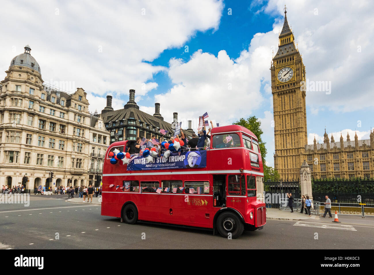 Londres, Royaume-Uni. Sep 21, 2016. Londres, 21 septembre 2016. Un 'Stop Trump' ouvert surmontée red London bus double étage passe le Parlement et Big Ben à Londres dans le but de nous inciter les expatriés à s'inscrire pour voter à l'élection présidentielle, s'attendant à ce que la majorité d'entre eux d'être plus enclins à soutenir Hilary Clinton. Crédit : Paul Davey/Alamy Live News Banque D'Images