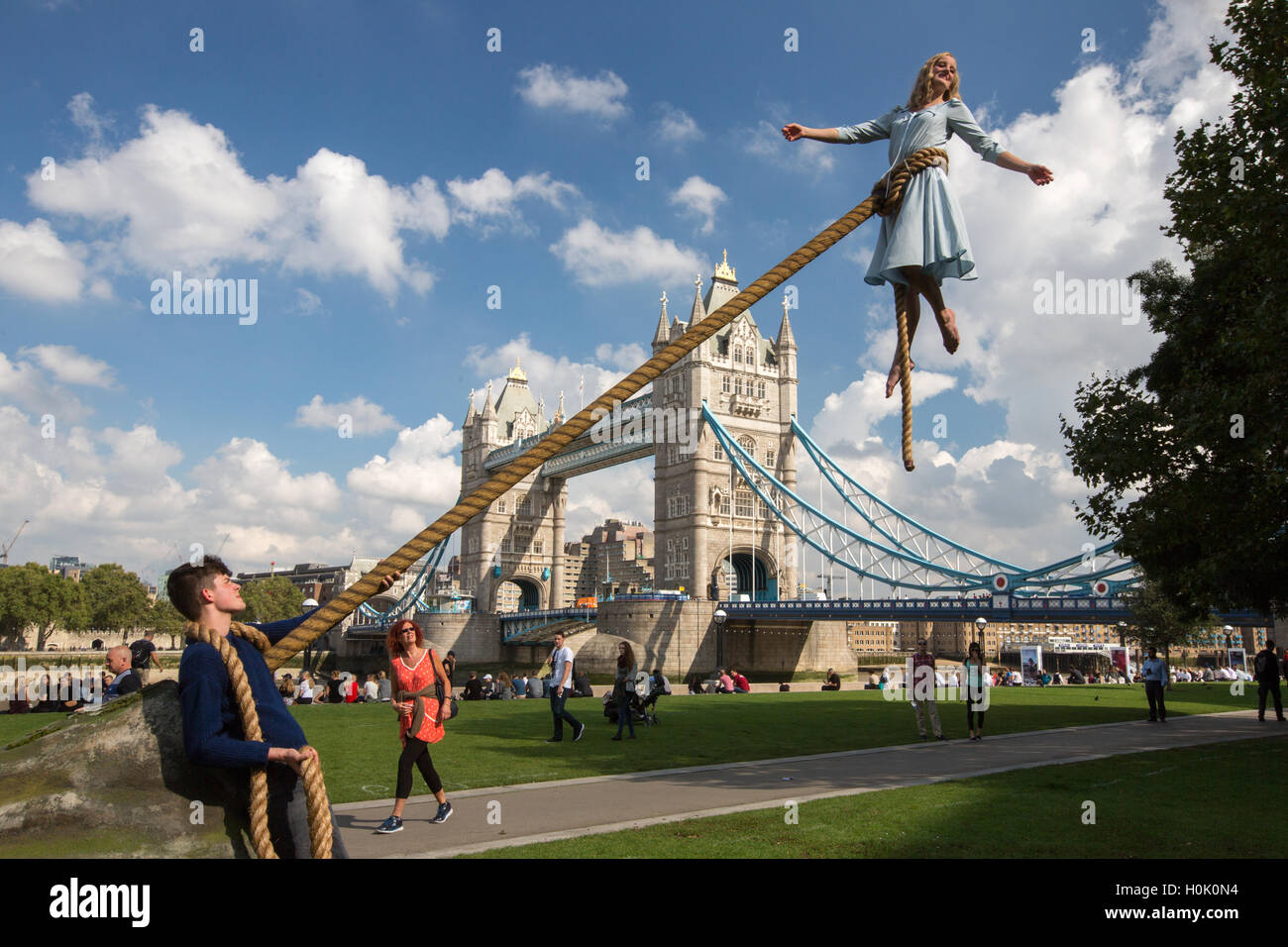 Londres, Royaume-Uni. 21 Septembre, 2016. Aerialist Sally Miller dans le caractère d'Emma Bloom prend son envol avec la toile de la Tower Bridge pour promouvoir le nouveau film de Tim Burton Mlle Faucon's Home pour Peculair les enfants. Credit : Roger Garfield/Alamy Live News Banque D'Images