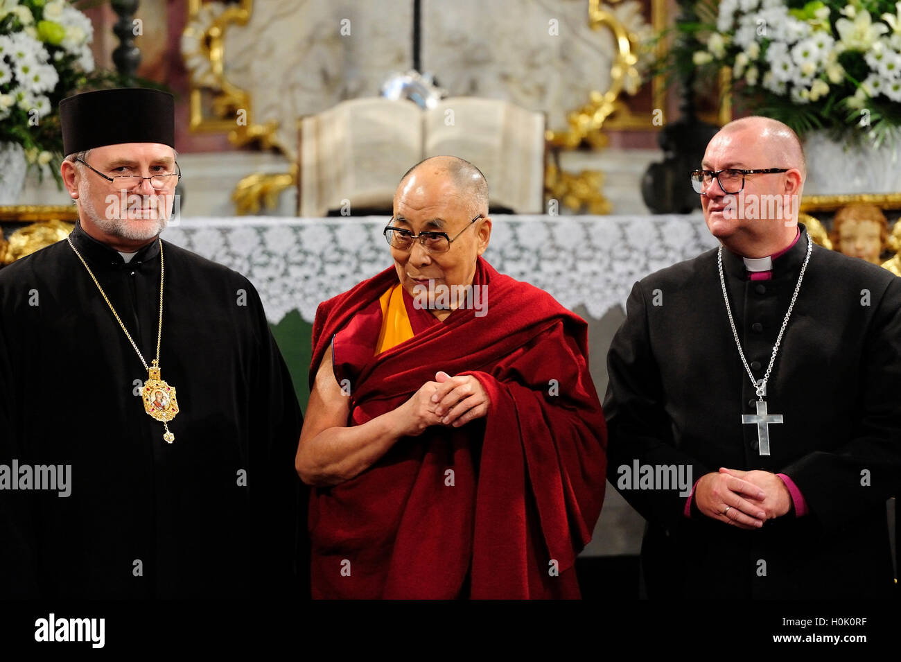 Swidnica, Pologne. Sep 21, 2016. Le dalaï-lama, la rencontre interreligieuse qui s'est tenue à l'église de la paix, de la Journée internationale de la paix, signé un appel pour la paix (dans l'église de la paix) Credit : Kazimierz Jurewicz/Alamy Live News Banque D'Images