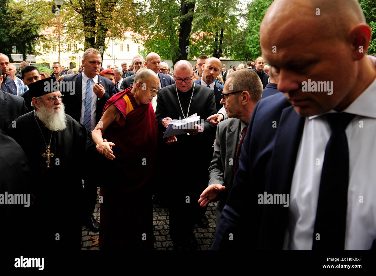Swidnica, Pologne. Sep 21, 2016. Le dalaï-lama, la rencontre interreligieuse qui s'est tenue à l'église de la paix, de la Journée internationale de la paix, signé un appel pour la paix (dans l'église de la paix) Credit : Kazimierz Jurewicz/Alamy Live News Banque D'Images