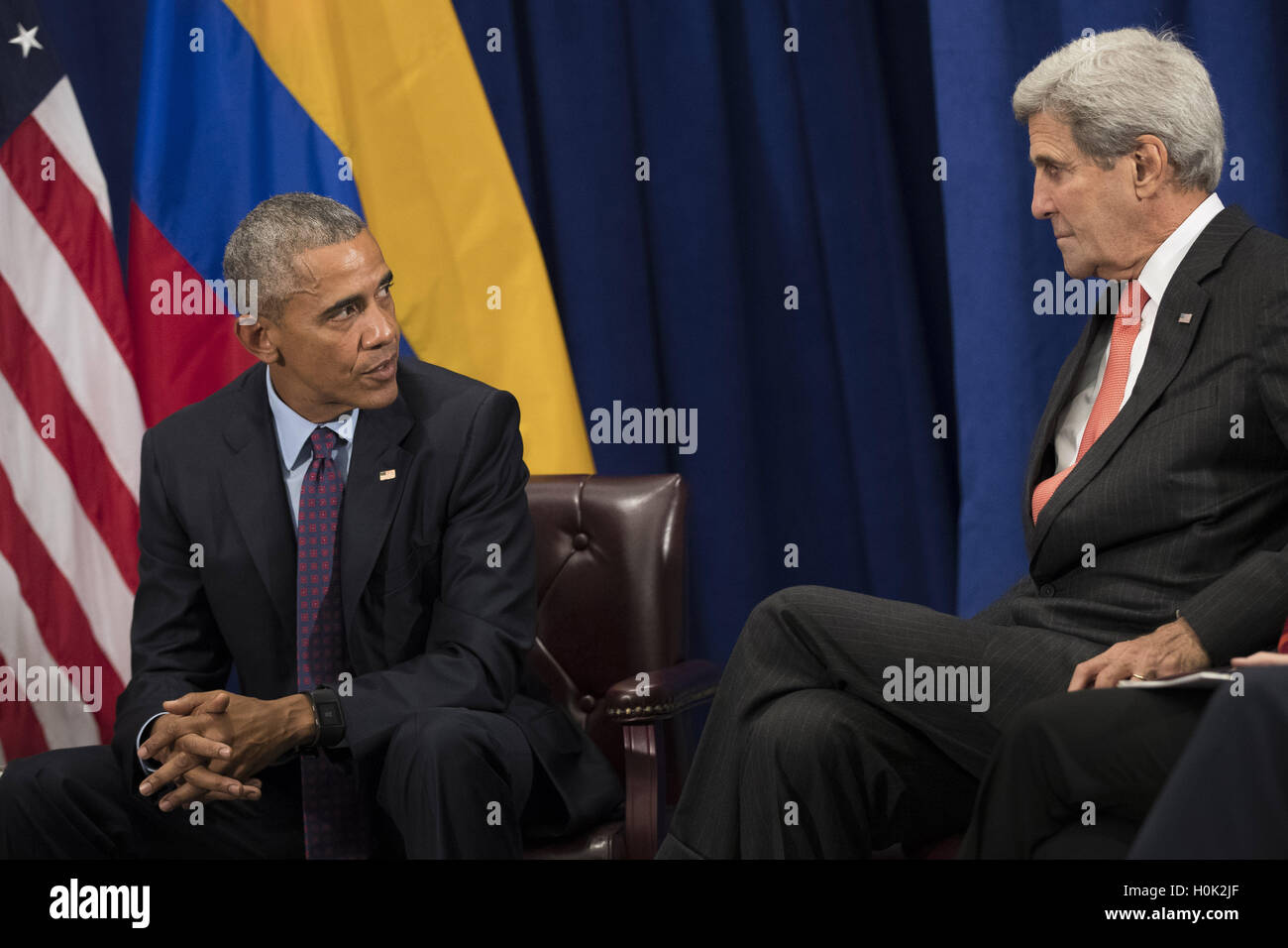 New York, New York, USA. Sep 21, 2016. (L à R) Le président des États-Unis Barack Obama s'adresse à la secrétaire d'Etat John Kerry lors d'une réunion bilatérale avec le président colombien Juan Manuel Santos à la Lotte New York Palace Hotel, 21 septembre 2016 à New York. Dans le discours de mardi à l'Assemblée générale des Nations Unies, M. Obama a déclaré que "aider la Colombie fin Latin America's plus longue guerre' a été parmi ses principales réalisations en tant que président. Le mois dernier, le gouvernement colombien a conclu un accord de paix avec les Forces armées révolutionnaires de Colombie (FARC Banque D'Images