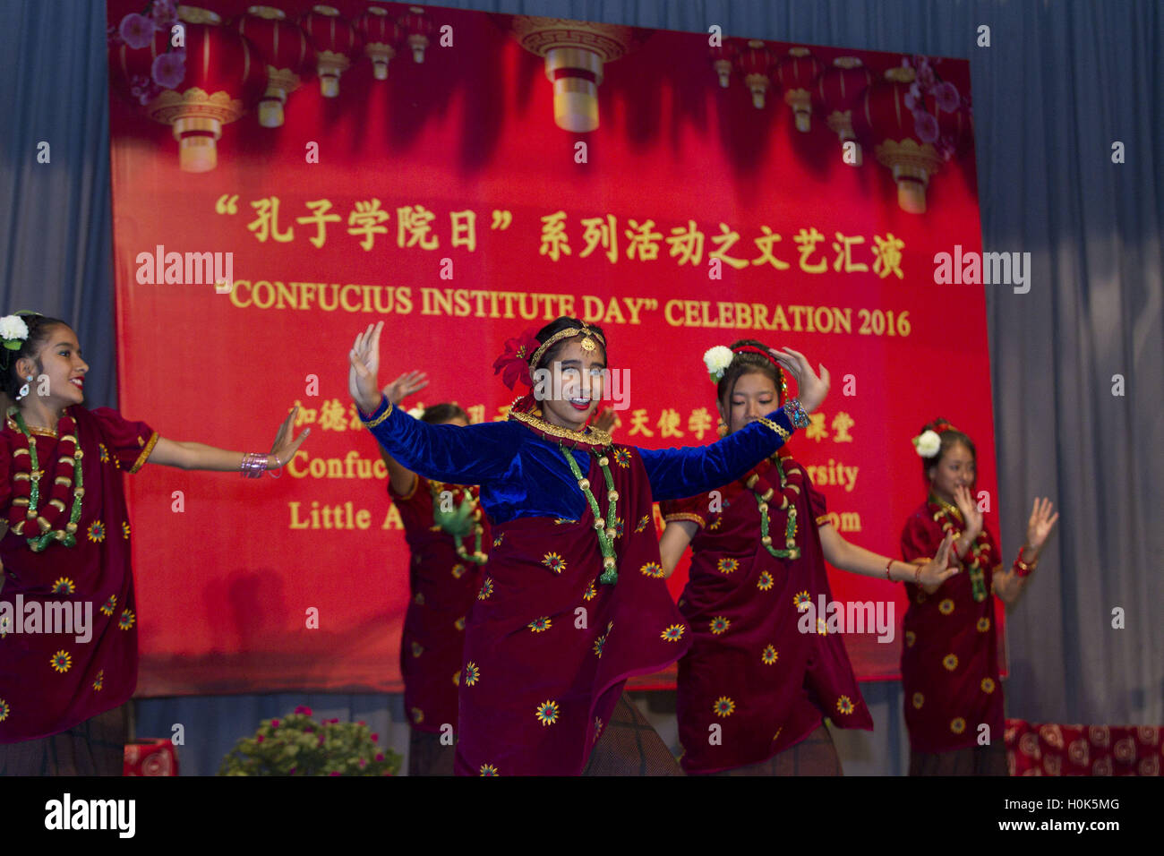 Lalitpur. Sep 21, 2016. Danse les élèves au cours de la célébration de l'Institut Confucius journée à l'école Little Angels à Lalitpur du Népal 21 Septembre, 2016. © Pratap Thapa/Xinhua/Alamy Live News Banque D'Images