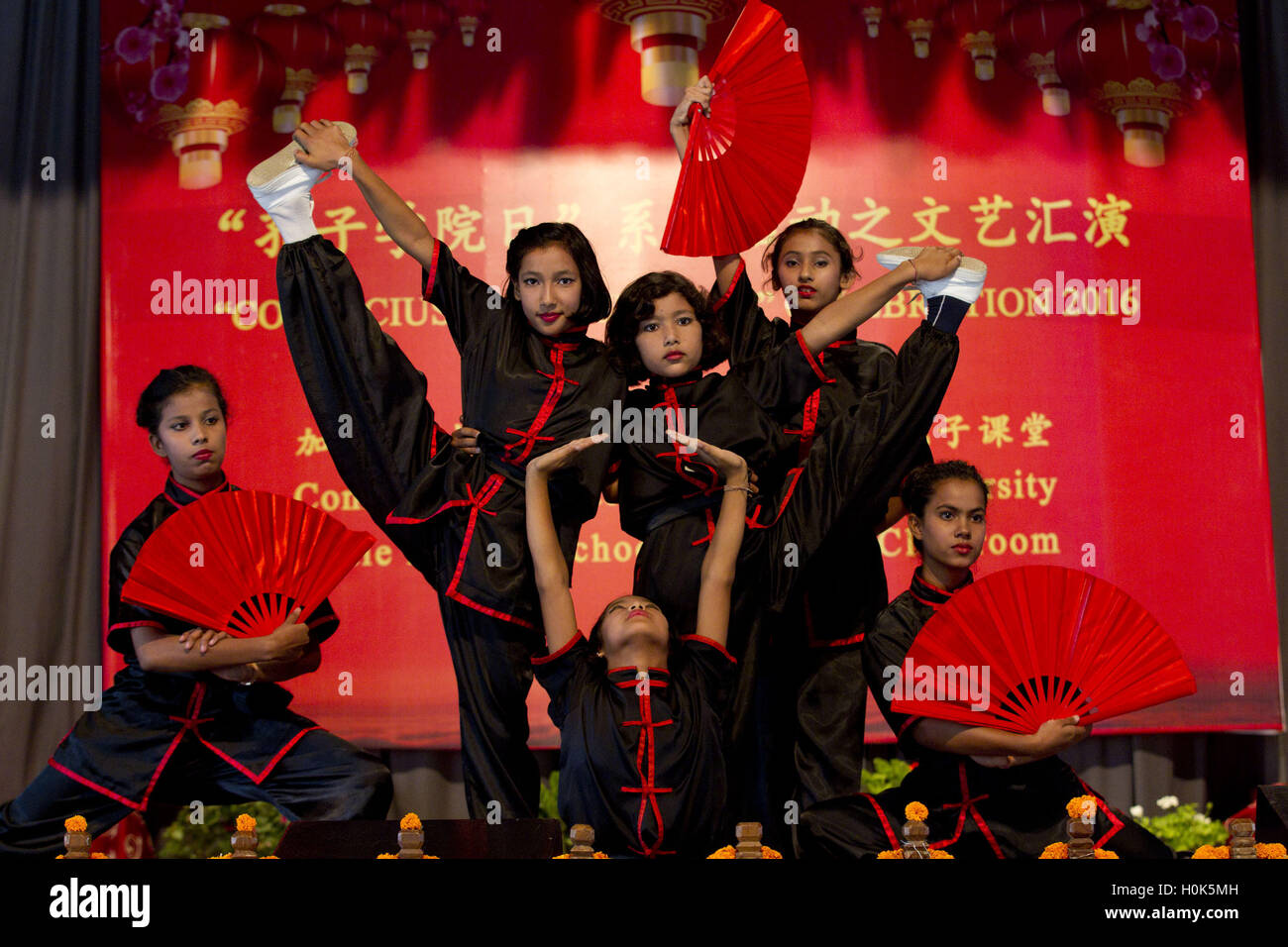 Lalitpur. Sep 21, 2016. Les étudiants obtiennent au cours de la célébration de l'Institut Confucius journée à l'école Little Angels à Lalitpur du Népal 21 Septembre, 2016. © Pratap Thapa/Xinhua/Alamy Live News Banque D'Images