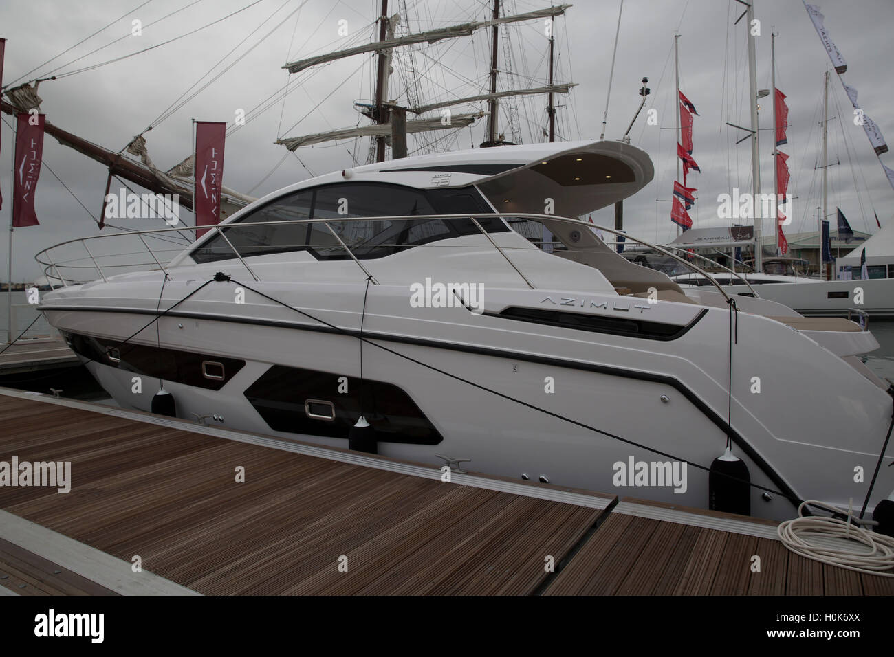 Southampton, UK. 22 Sep, 2016. Azimut yachts amarrés au Southampton Boat Show 2016 Credit : Keith Larby/Alamy Live News Banque D'Images