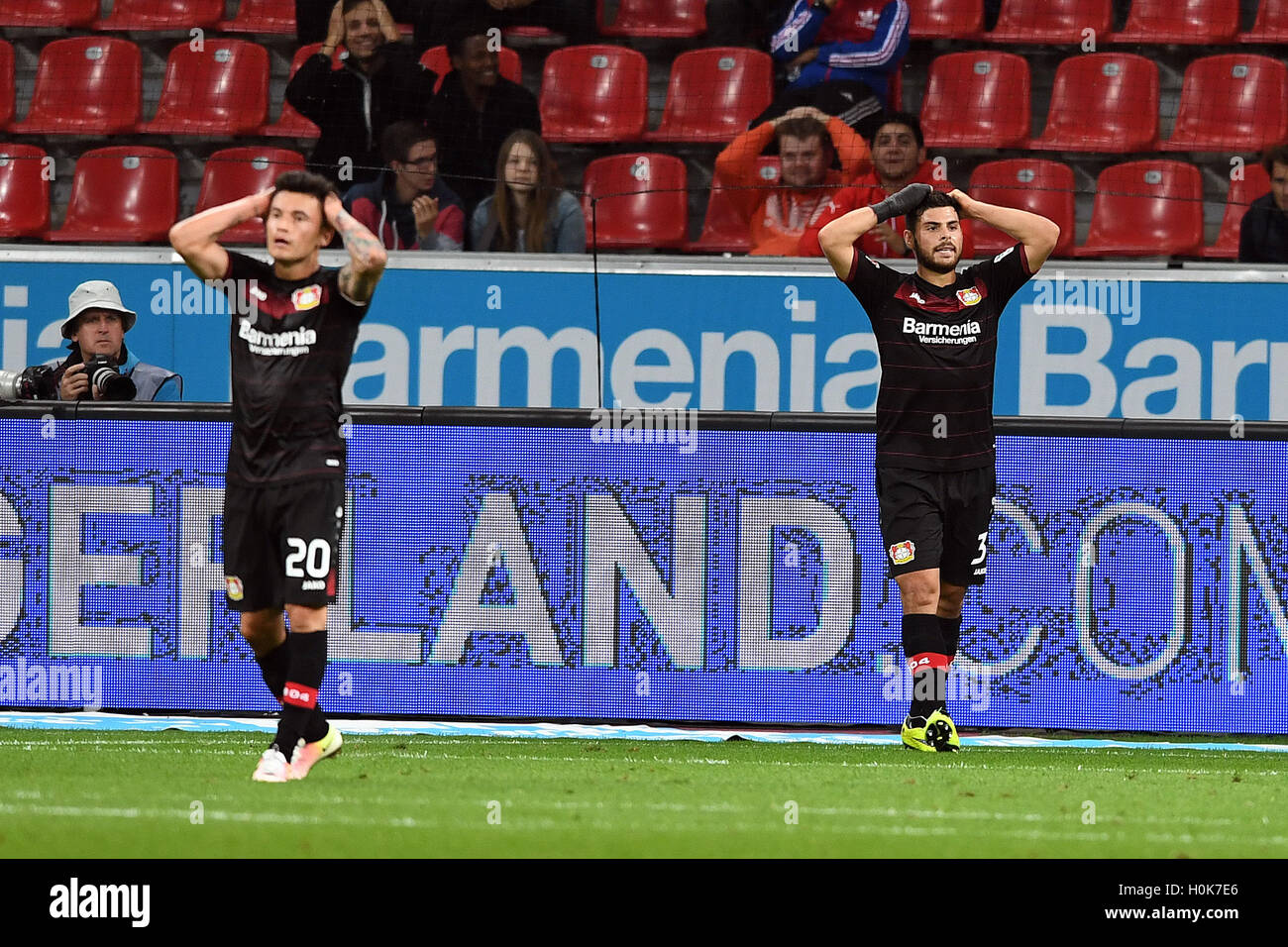 Leverkusen, Allemagne. Sep 21, 2016. Leverkusen's Charles Aranguiz (l) et Kevin Volland réagir après une occasion manquée lors du match de Bayer Leverkusen contre FC Augsburg sur le quatrième jour de match de la Bundesliga à la BayArena à Leverkusen, Allemagne, 21 septembre 2016. PHOTO : FEDERICO GAMBARINI/dpa/Alamy Live News Banque D'Images