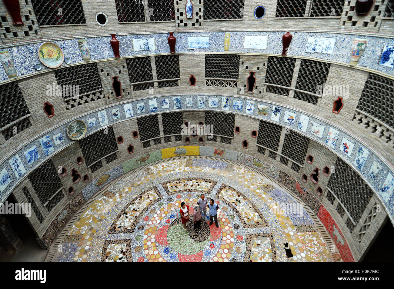 Nanchang, province de Jiangxi en Chine. Sep 21, 2016. Yu Ermei présente son palais de porcelaine aux touristes dans le village de Xinping Comté Fuliang Jingdezhen, dans la province de l'est de la Chine, 21 septembre 2016. Le 86-year-old villager Yu Ermei a passé cinq ans à construire ce palais de porcelaine. L'édifice circulaire de trois étages est décoré avec plus de 60 000 pièces de porcelaine. © Xiang Wan/Xinhua/Alamy Live News Banque D'Images