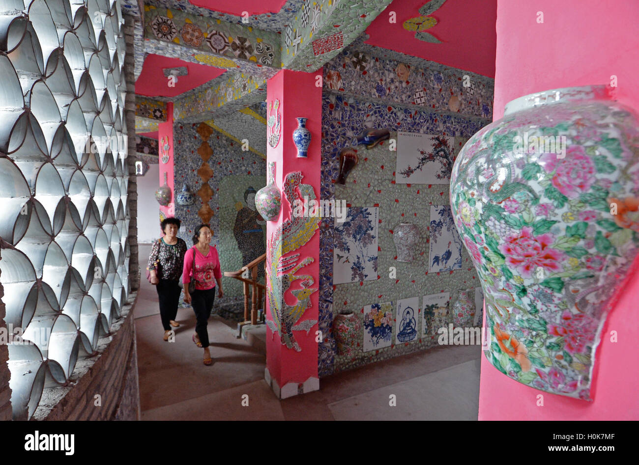 Nanchang, province de Jiangxi en Chine. Sep 21, 2016. Les gens visitent un palais de porcelaine dans Village de Xinping Comté Fuliang Jingdezhen, dans la province de l'est de la Chine, 21 septembre 2016. Le 86-year-old villager Yu Ermei a passé cinq ans à construire ce palais de porcelaine. L'édifice circulaire de trois étages est décoré avec plus de 60 000 pièces de porcelaine. © Xiang Wan/Xinhua/Alamy Live News Banque D'Images
