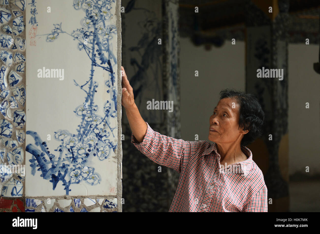 Nanchang, province de Jiangxi en Chine. Sep 21, 2016. Yu Ermei présente sa peinture sur porcelaine porcelaine à son palais dans Village de Xinping Comté Fuliang Jingdezhen, dans la province de l'est de la Chine, 21 septembre 2016. Le 86-year-old villager Yu Ermei a passé cinq ans à construire ce palais de porcelaine. L'édifice circulaire de trois étages est décoré avec plus de 60 000 pièces de porcelaine. © Xiang Wan/Xinhua/Alamy Live News Banque D'Images