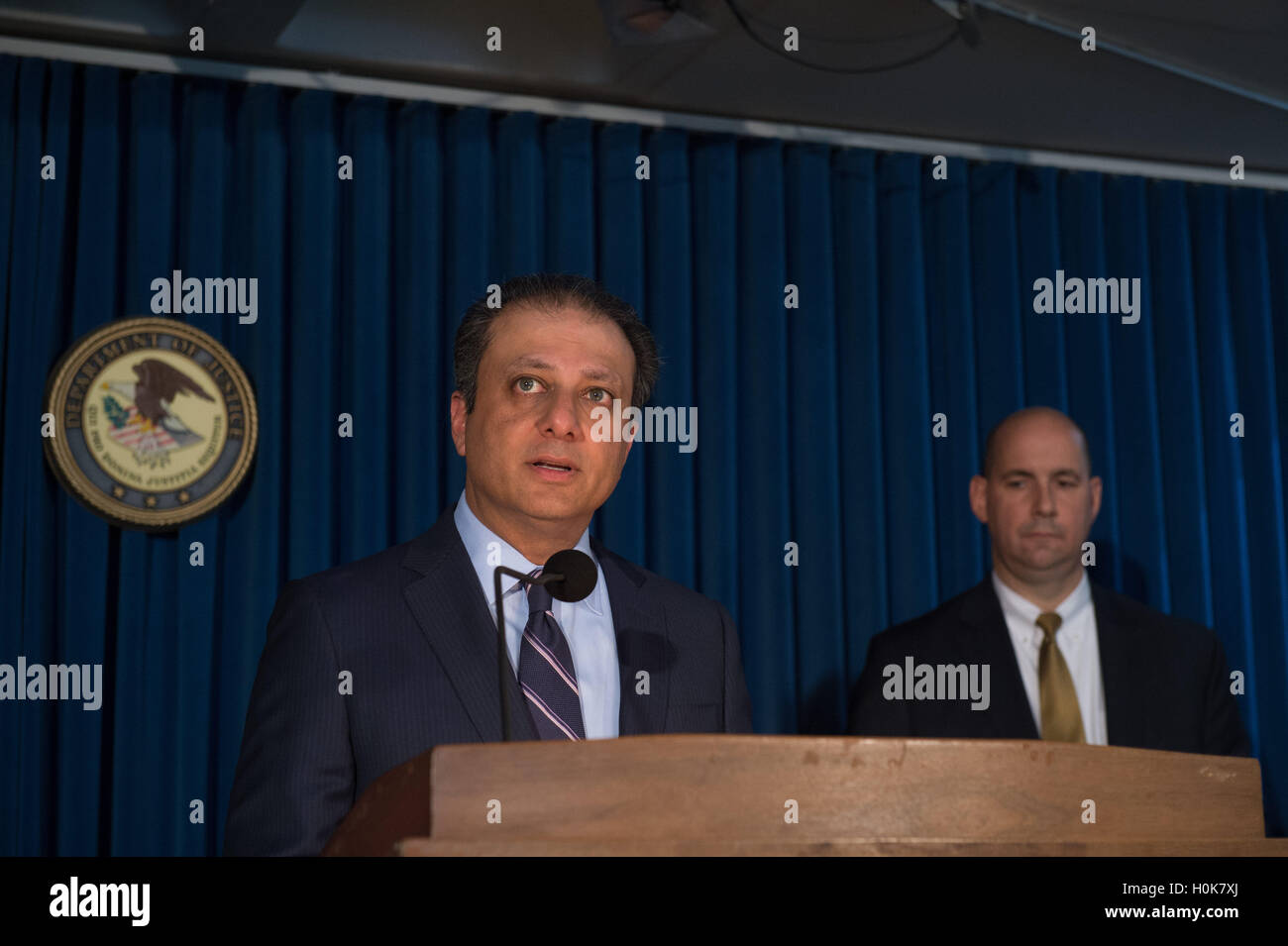 New York, NY, USA. Sep 21, 2016. WILLIAM F. SWEENEY JR., le sous-directeur chargé de la zone de New York Bureau du Federal Bureau of Investigation, droit, regarde PREET BHARARA, Procureur général des États-Unis pour le district sud de New York, annonce des droits civils et de l'obstruction des accusations contre cinq agents de correction de l'État de New York en novembre 2013 qui a battu d'un détenu à l'établissement correctionnel Downstate à Fishkill, © Bryan Smith/ZUMA/Alamy Fil Live News Banque D'Images