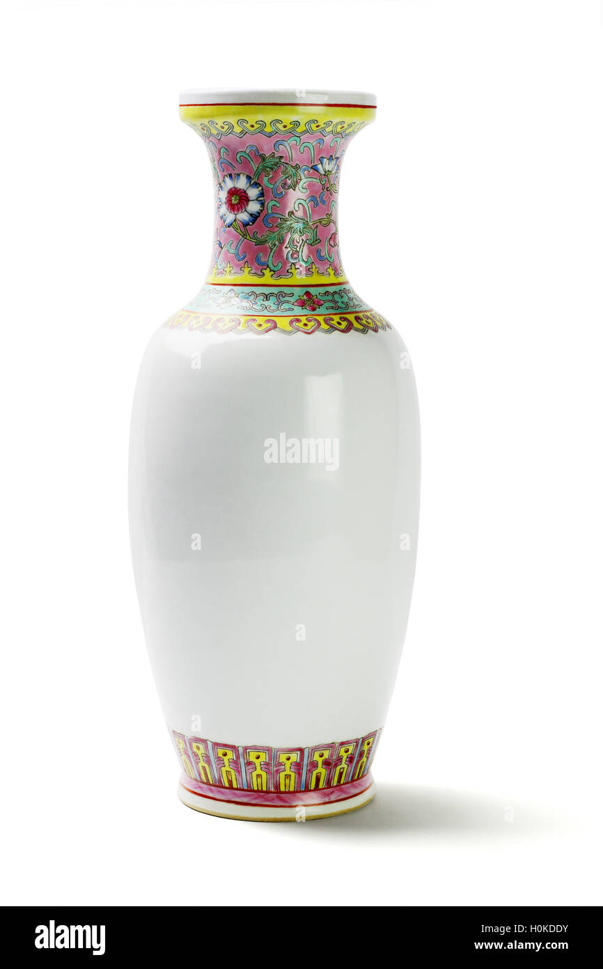 Vase en porcelaine chinoise sur fond blanc Banque D'Images