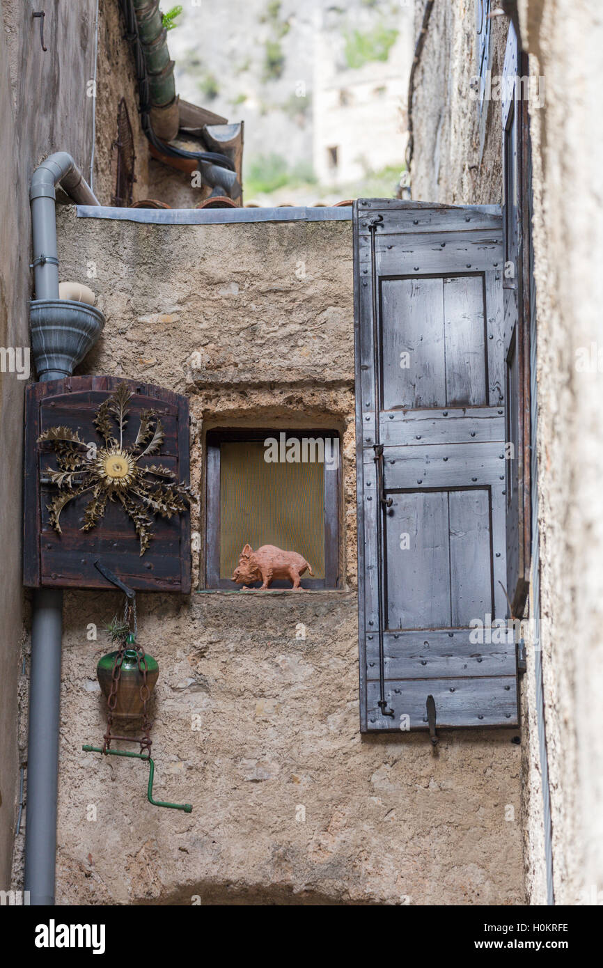 Fenêtres, volets et de décorations, Saint-Guilhem-le-Desert Village, Languedoc, France Banque D'Images