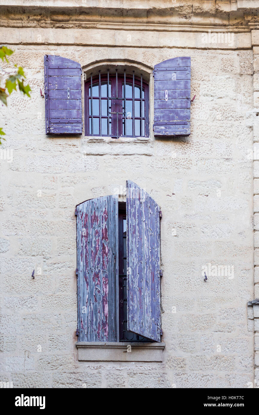 Volets violet minable sur Windows dans la ville d'Uzès, Languedoc, France Banque D'Images