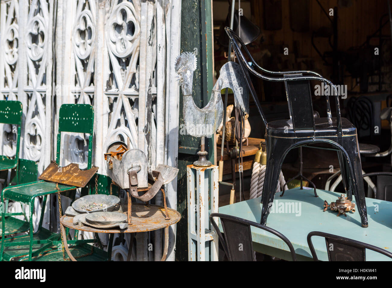 Antiquités en vente, Isle-sur-la-Sorgue, Luberon, Provence, France Banque D'Images