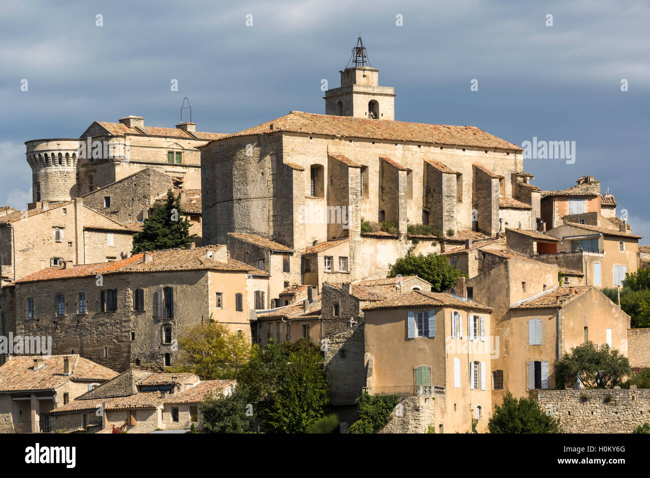 Vue sur la colline de la ville de taille moyenne de Gordes, Luberon, Provence, France Banque D'Images