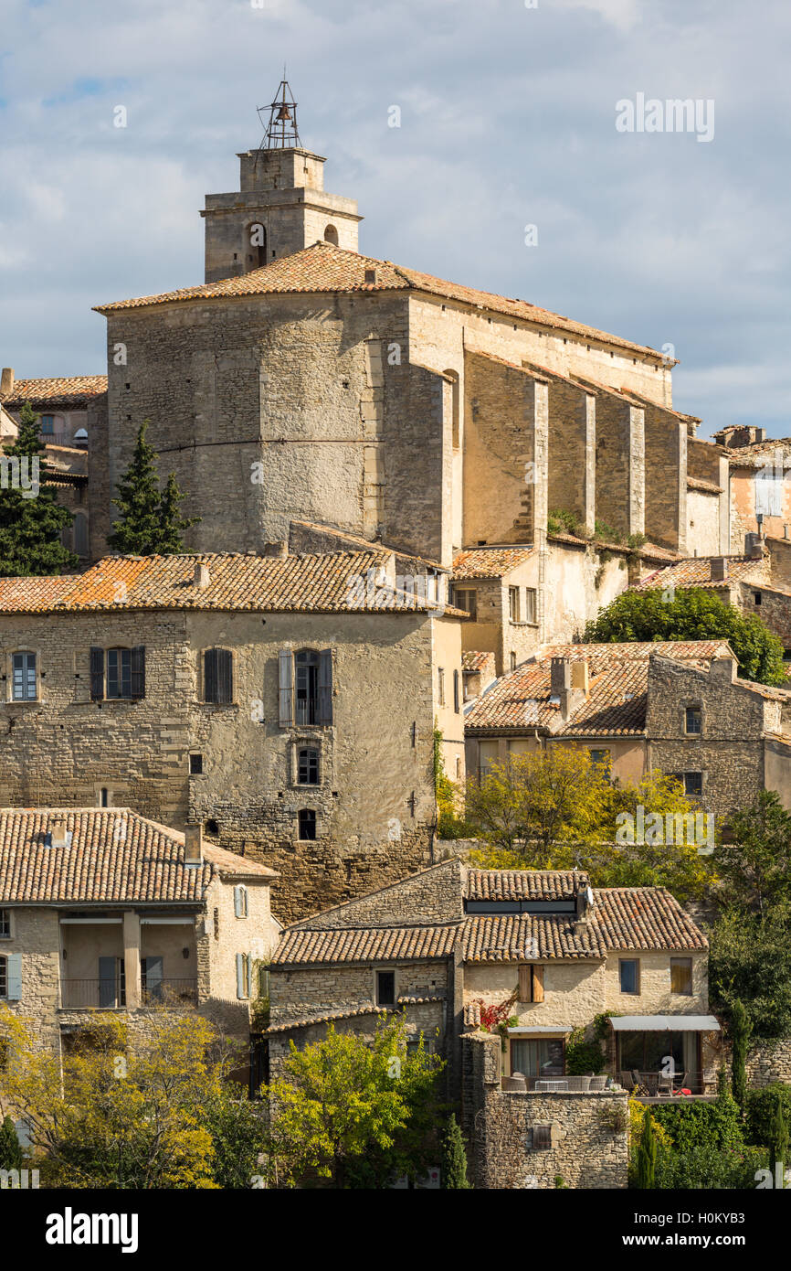 Vue sur la colline de la ville de taille moyenne de Gordes, Luberon, Provence, France Banque D'Images