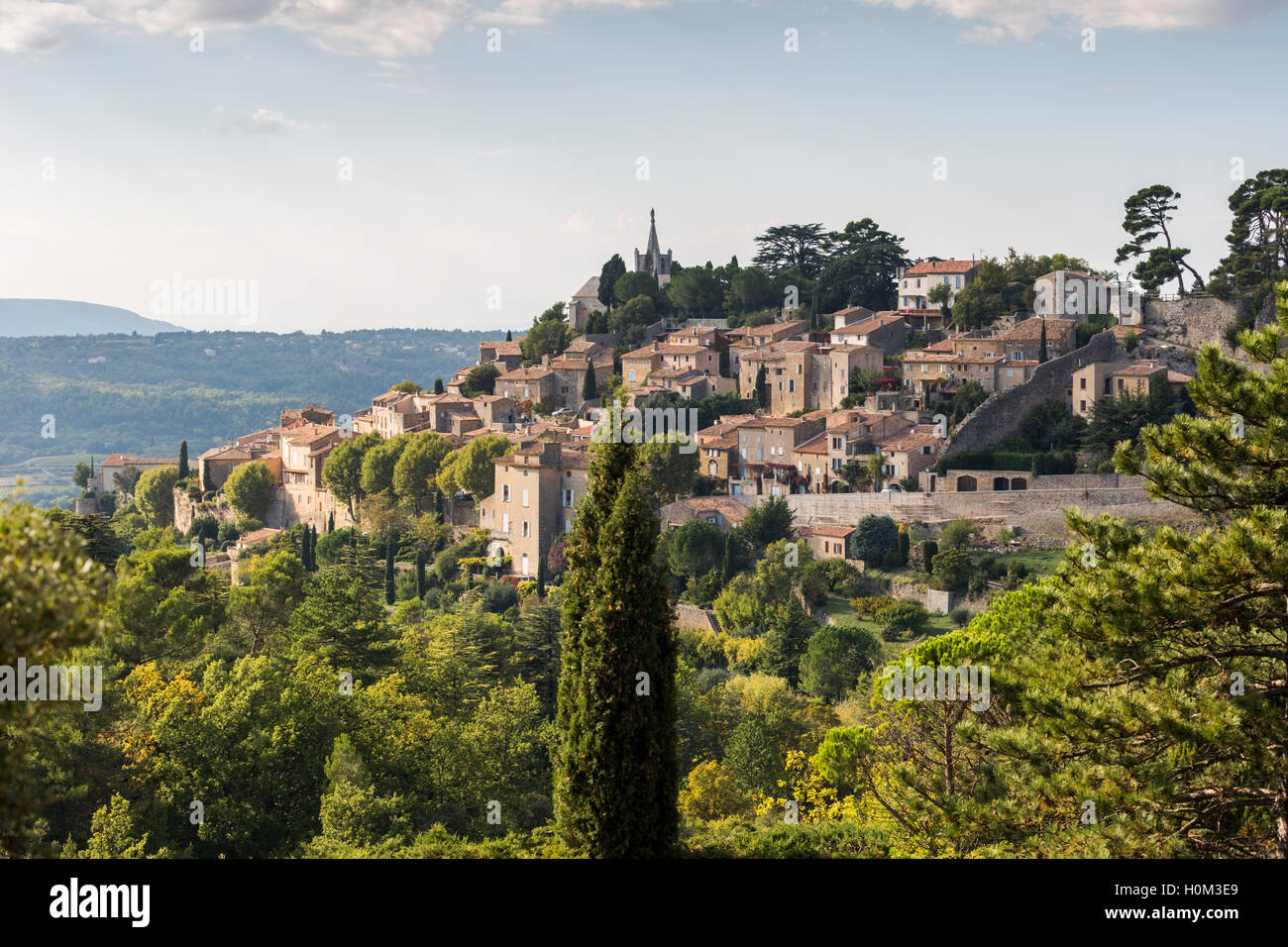 Village perché de Bonnieux, Luberon, Provence, France Banque D'Images