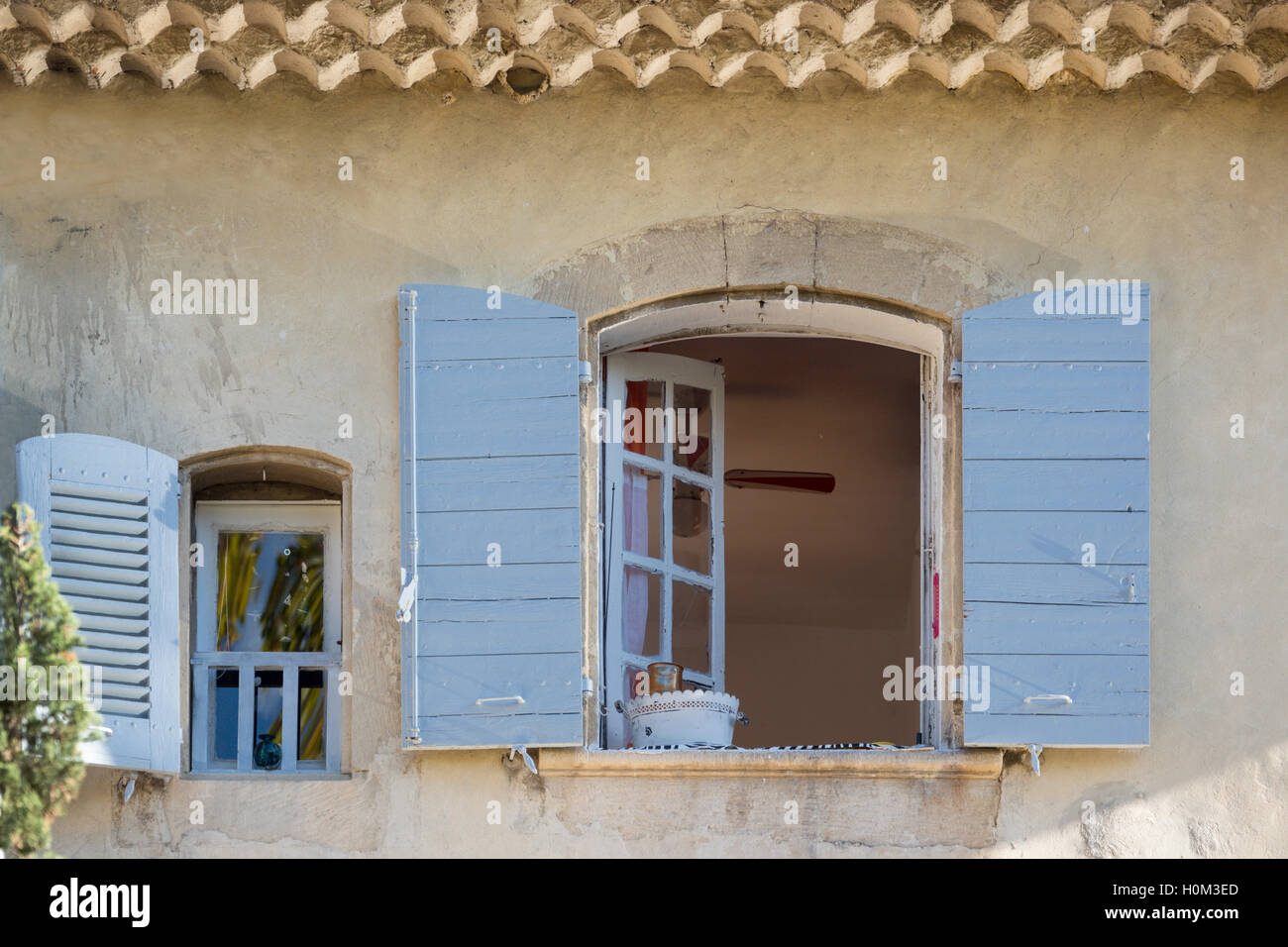 Fenêtres et volets style Provence, Lourmarin, Luberon, Provence, France Banque D'Images