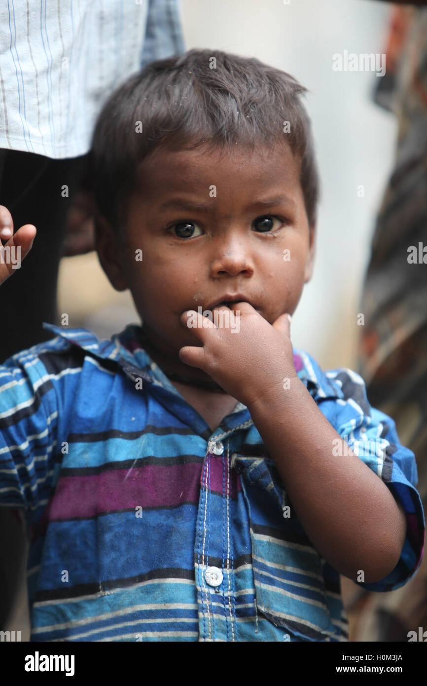 Un portrait d'un pauvre petit garçon indien de mettre les doigts dans sa bouche. Banque D'Images