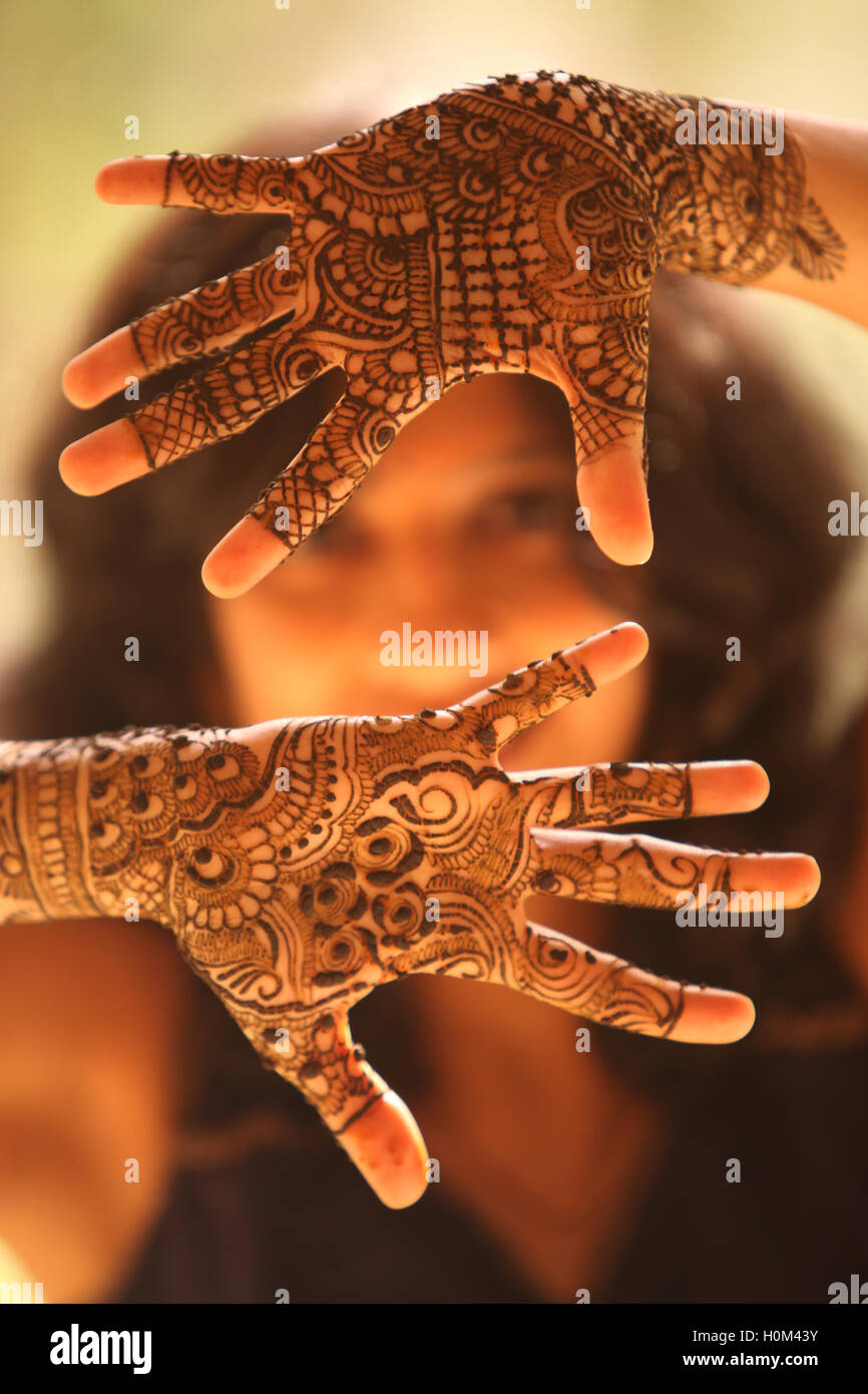 Les mains d'une Indienne mariée magnifiquement recouvert de mehendi henné/comme un rituel traditionnel sur la veille de mariage. Banque D'Images