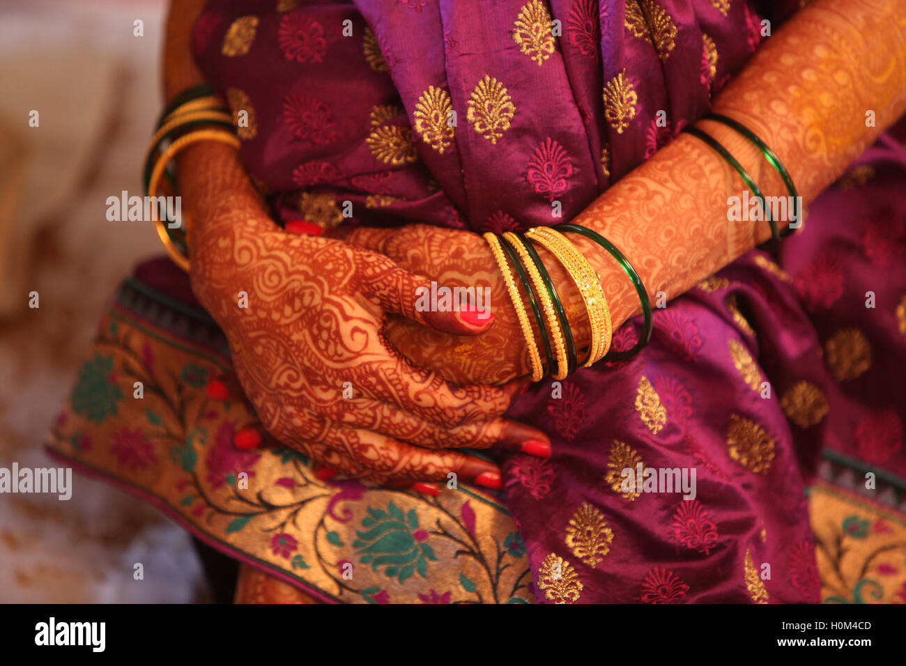 Une image métaphorique d'une mariée indienne d'attente avec une tenue traditionnelle. Banque D'Images