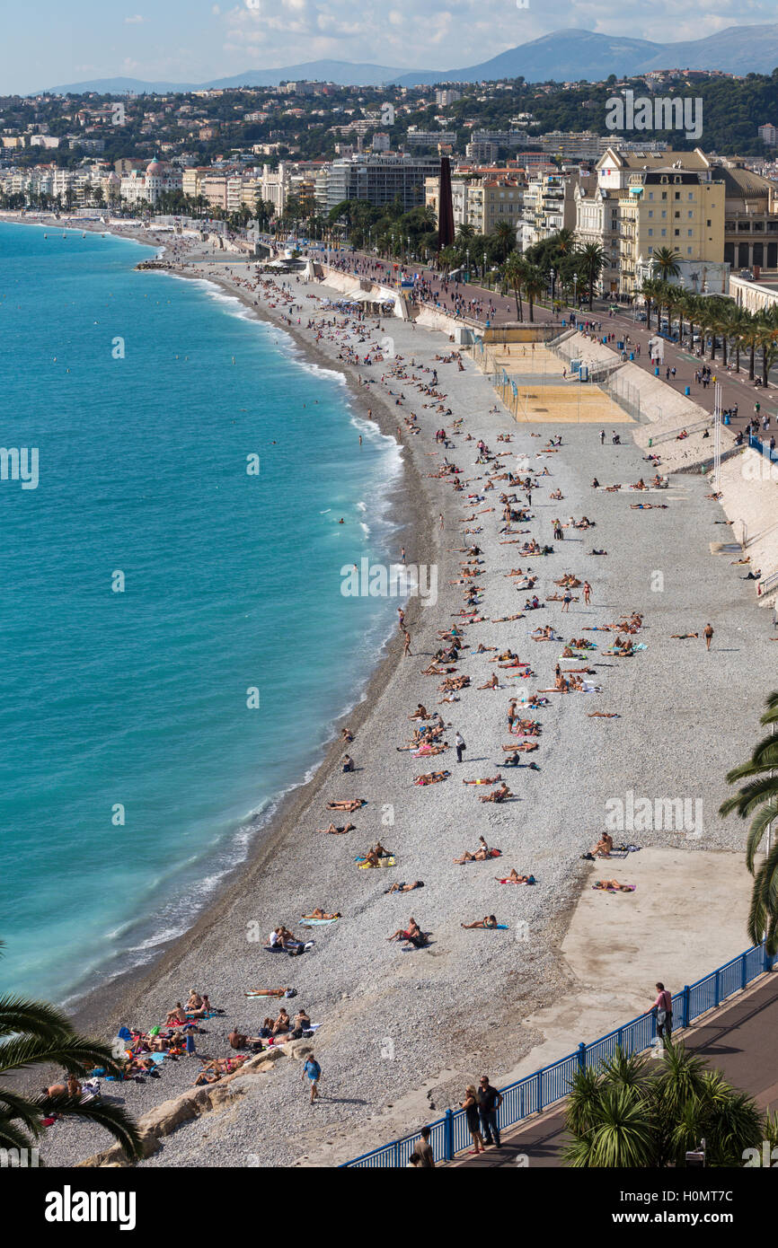 Vue générale de la plage et du bord de mer, Nice, Alpes-Maritimes, Côte d'Azur, France Banque D'Images