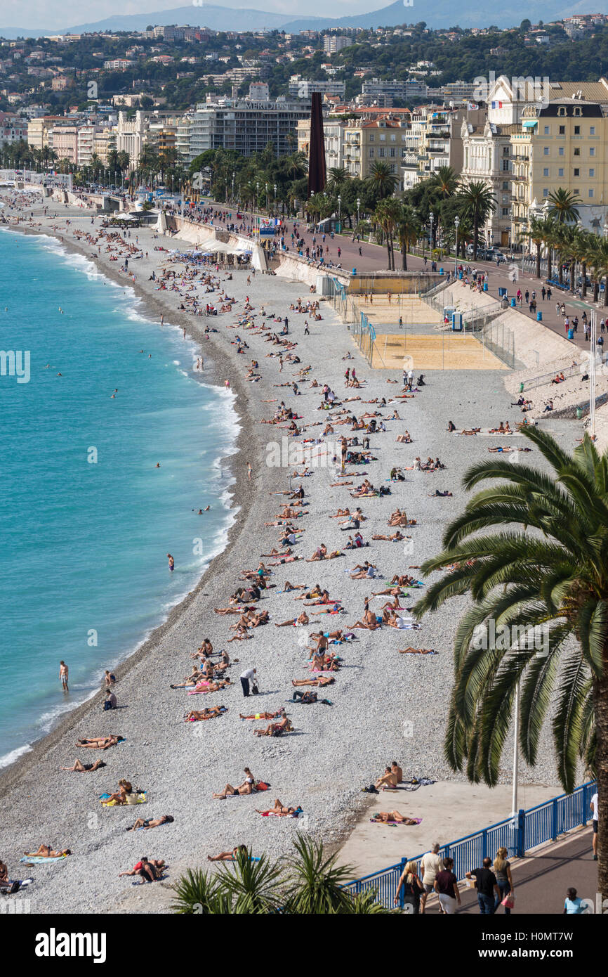 Vue générale de la plage et du bord de mer, Nice, Alpes-Maritimes, Côte d'Azur, France Banque D'Images