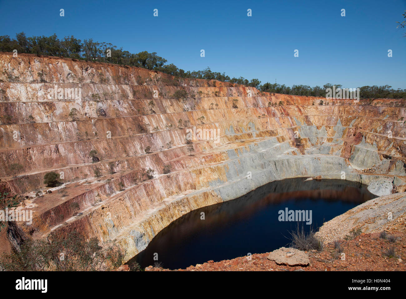 Piste touristique est à l'ancienne colline de pointe de la mine d'or à ciel ouvert d'Australie Nouvelle Galles du Sud Banque D'Images