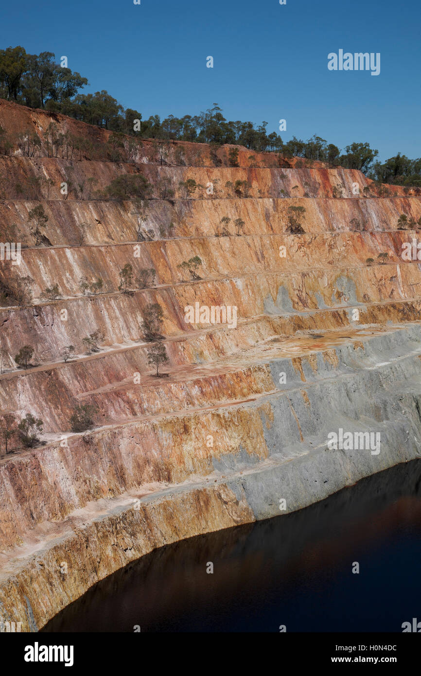 Piste touristique est à l'ancienne colline de pointe de la mine d'or à ciel ouvert d'Australie Nouvelle Galles du Sud Banque D'Images