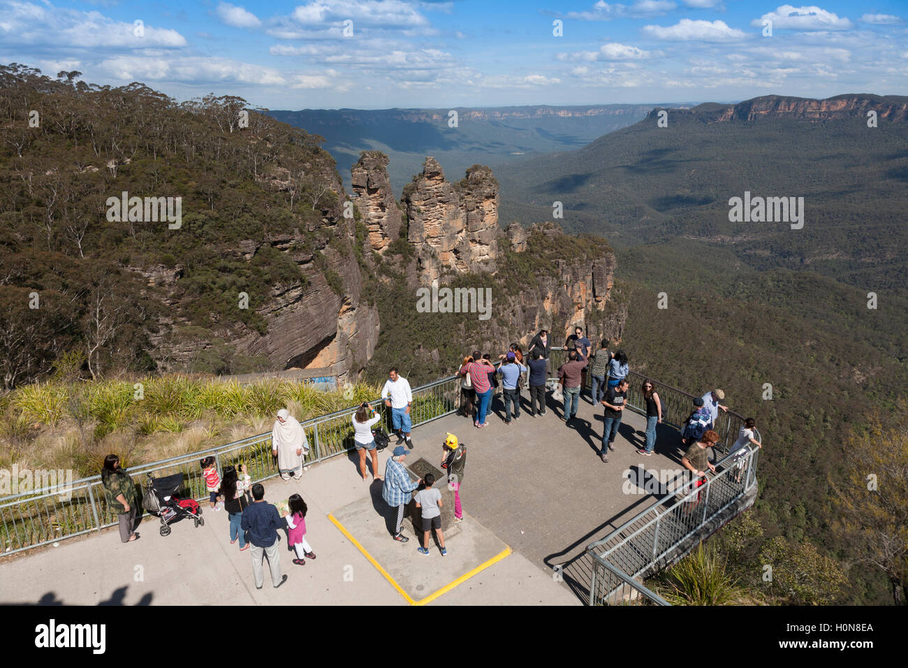 Les touristes aux trois Sœurs rock formation à Echo Point Katoomba Australie Nouvelle Galles du Sud Banque D'Images