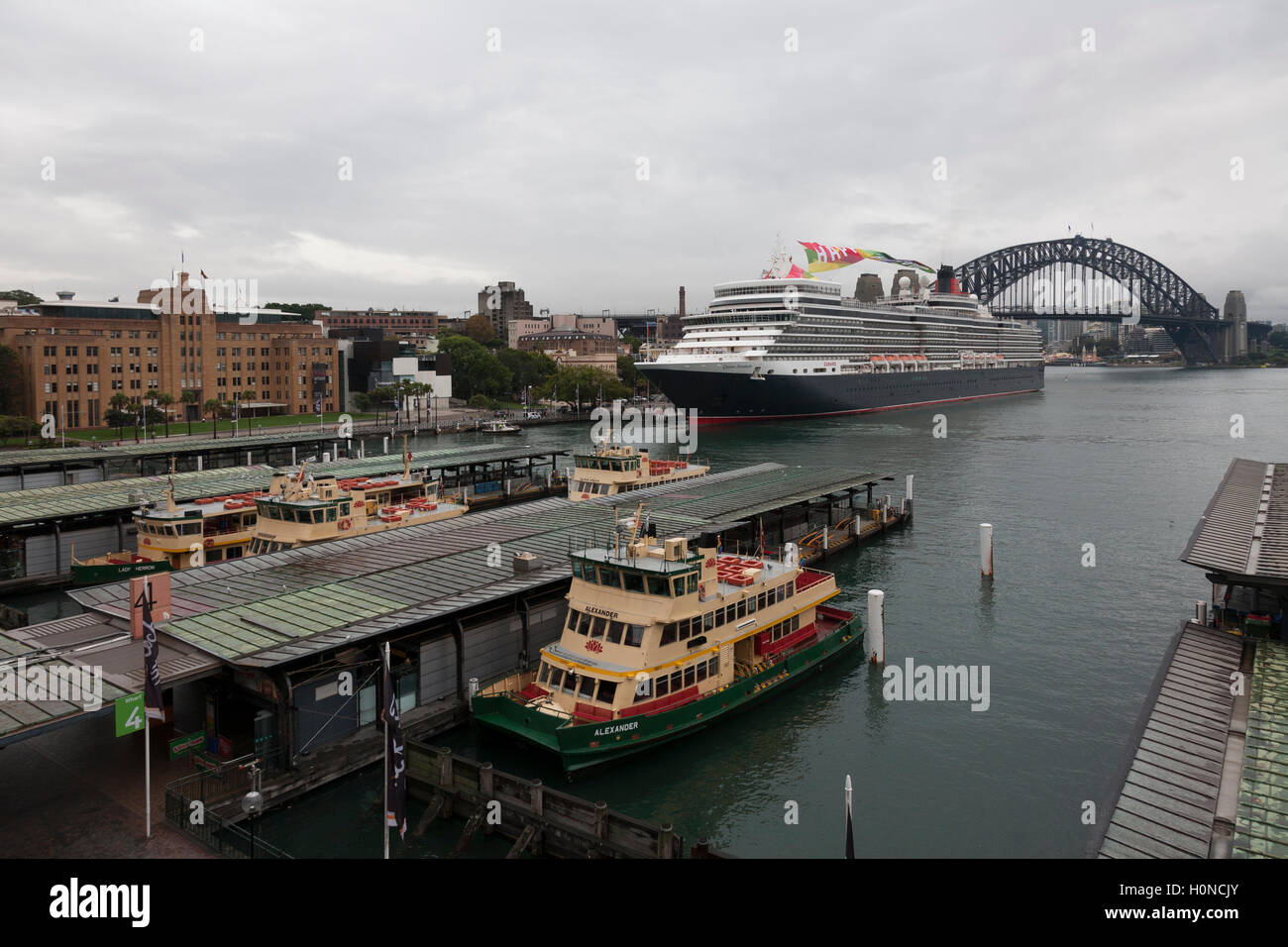 Mme Reine Elizabeth accosté au terminal passagers d'outre-mer Australie Sydney Banque D'Images