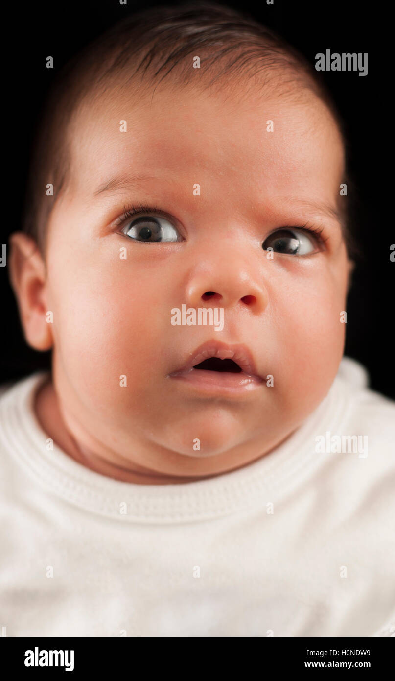 Les Yeux De Bebe Jusqu A La Sur Fond Noir Photo Stock Alamy