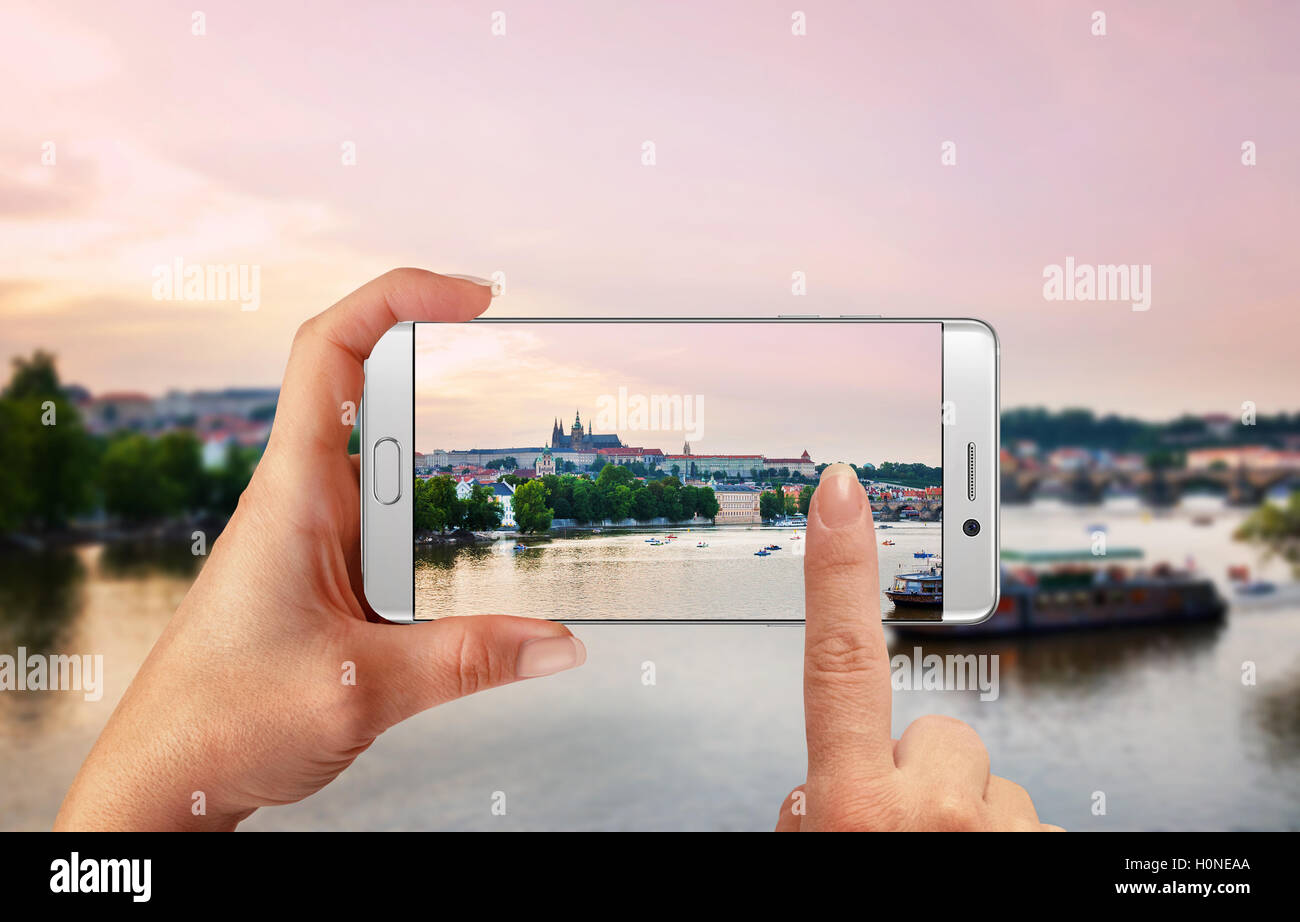 La photographie de paysage ville avec smart phone. Smart phone dans femme la main. Banque D'Images