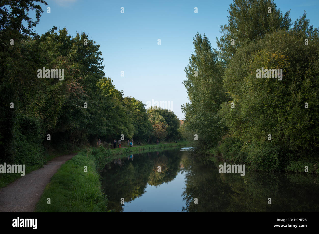 Les gens marchent le long du chemin de halage à côté du canal dans Chichester Chichester, West Sussex. Banque D'Images