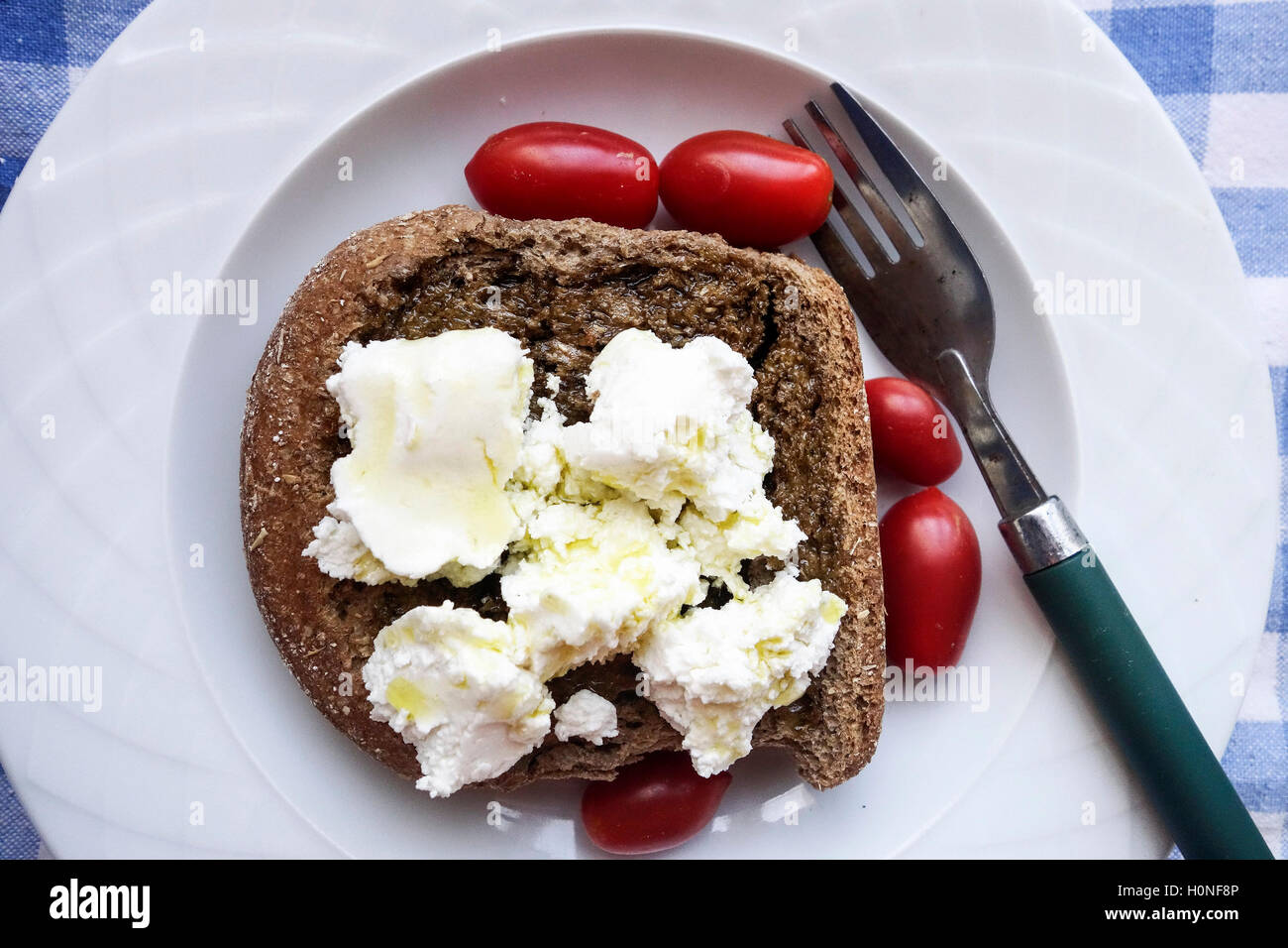 La Cuisine Grecque Meze Traditionnel Dakos Cretois L Orge Rusk Paximadi Avec Mizithra Fromage De Chevre Tomates Et Huile D Olive Photo Stock Alamy